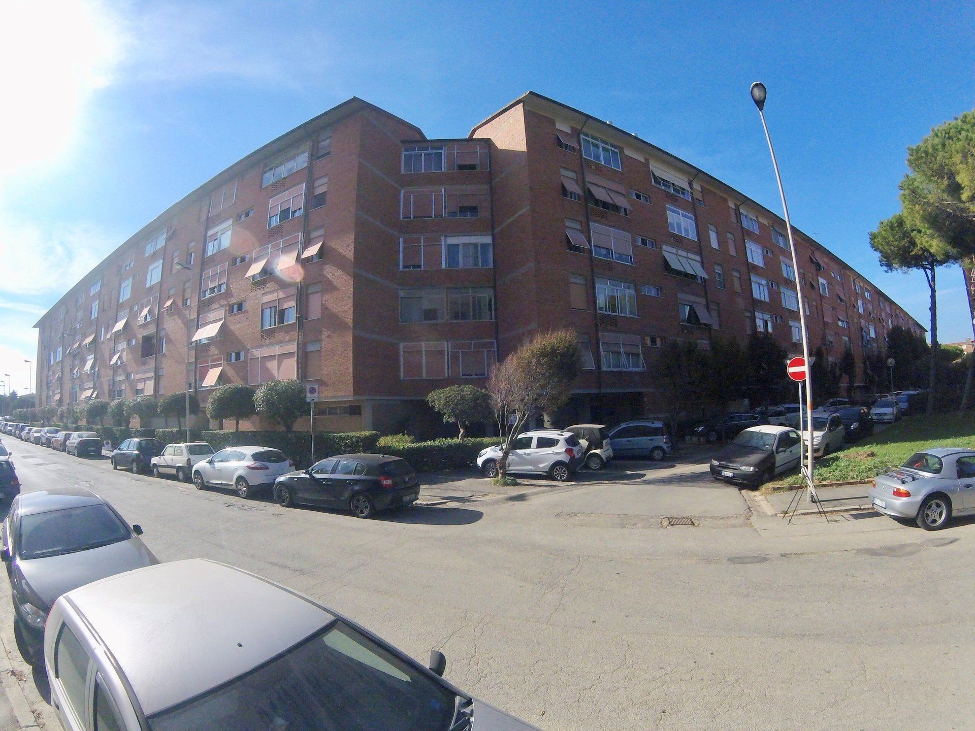 strada e palazzo ad angolo