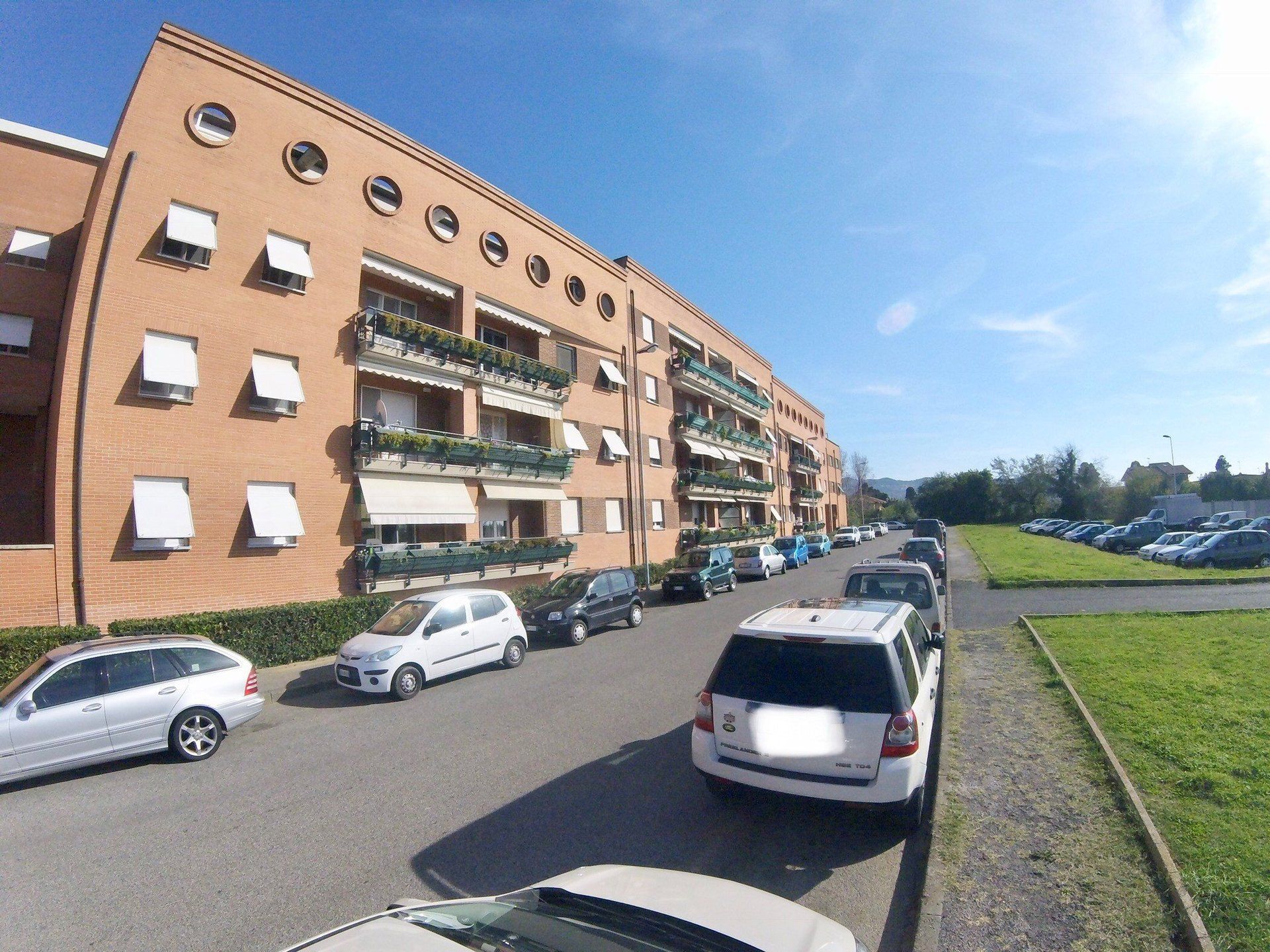 palazzo con vari appartamenti