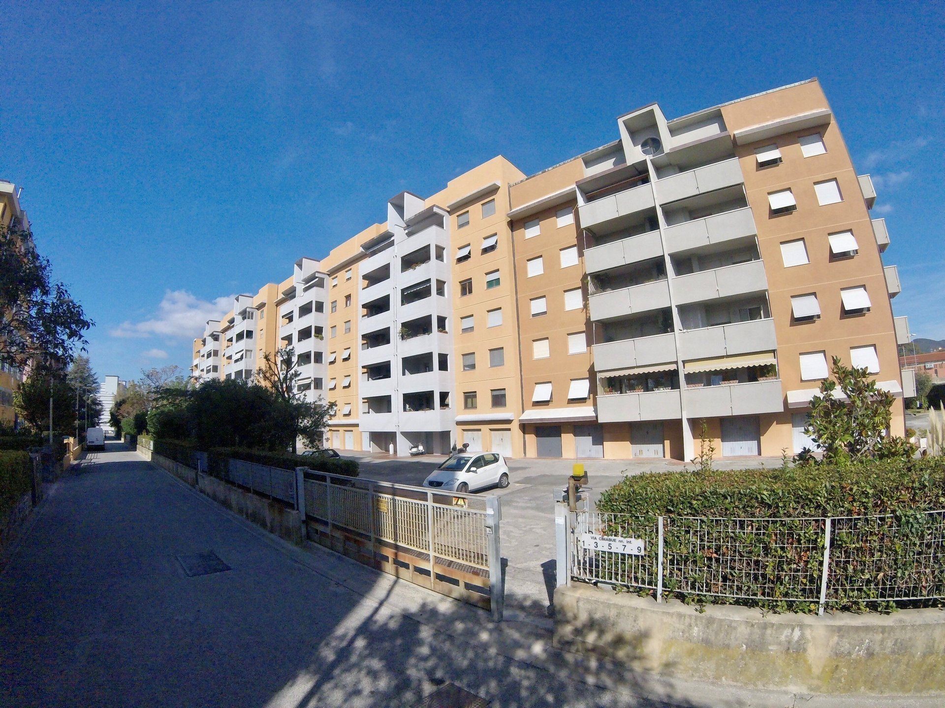 vari palazzi con balconi