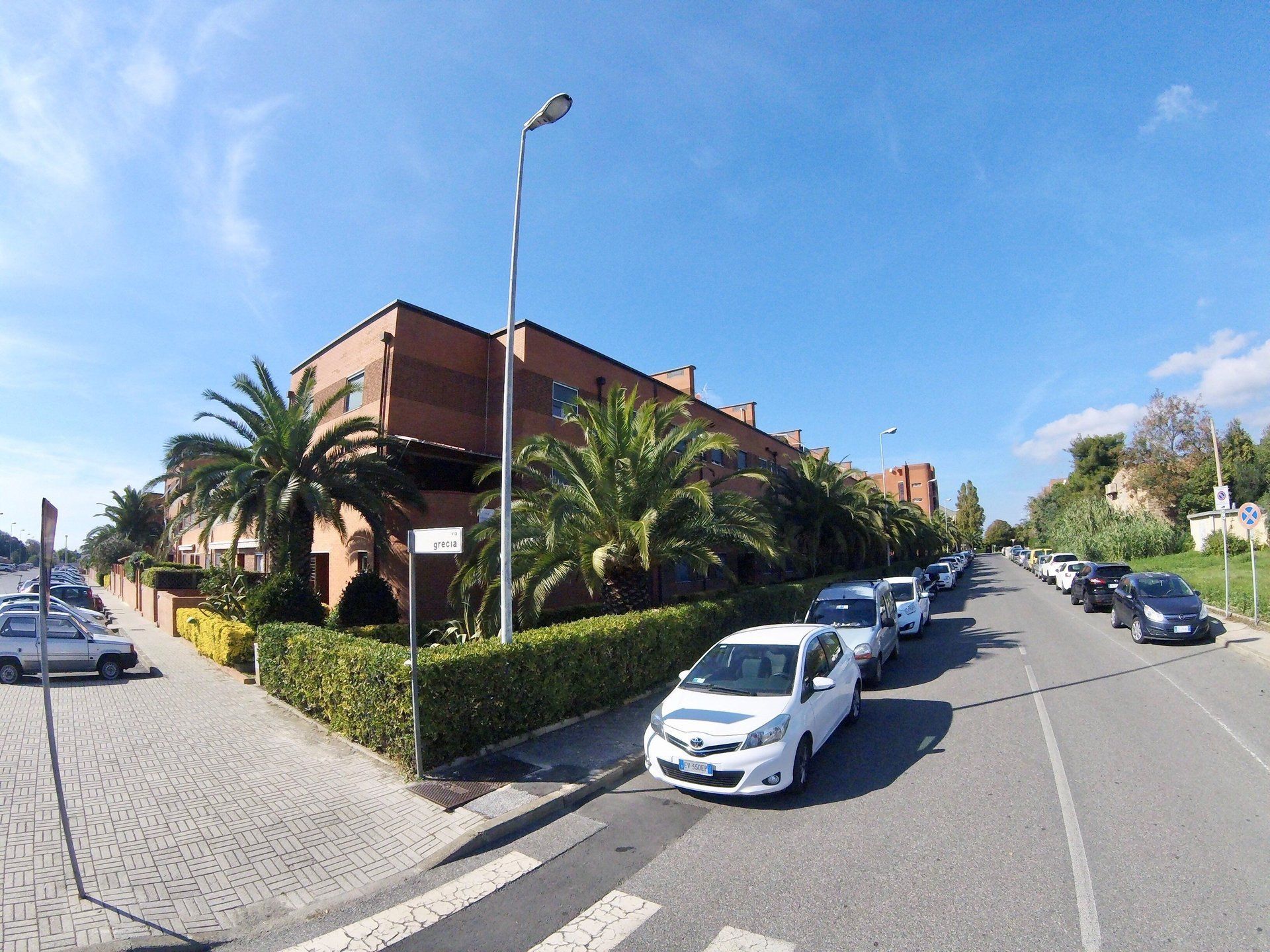 edificio con giardino intorno