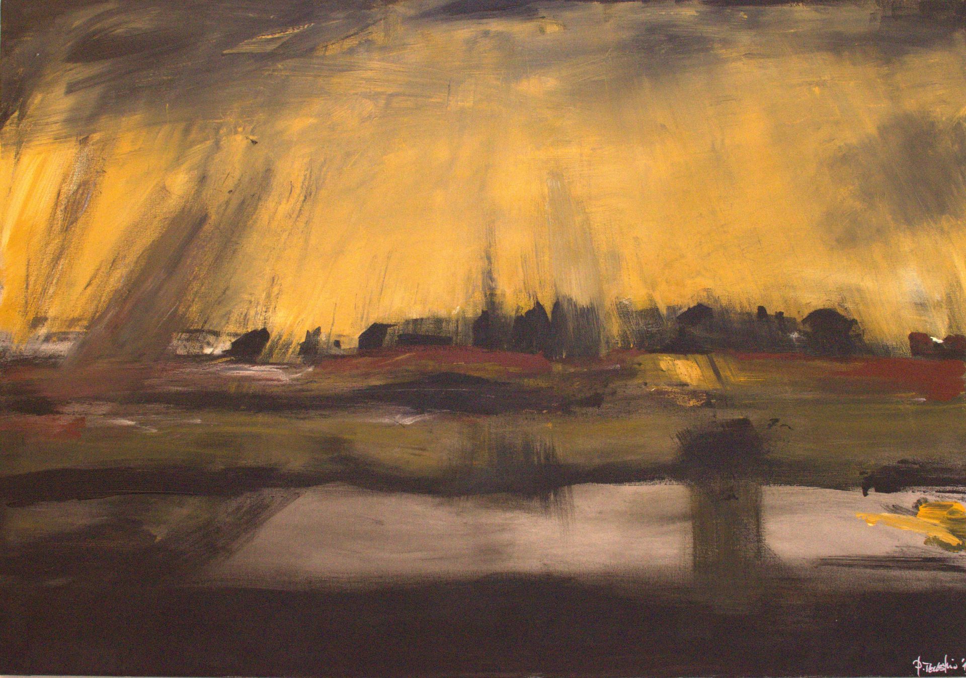 Ein energiegeladener Himmel über einer Dorfsilhouette, die auf einer Anhöhe hinter einer magischen Wiesen- und Grabenlandschaft erscheint.