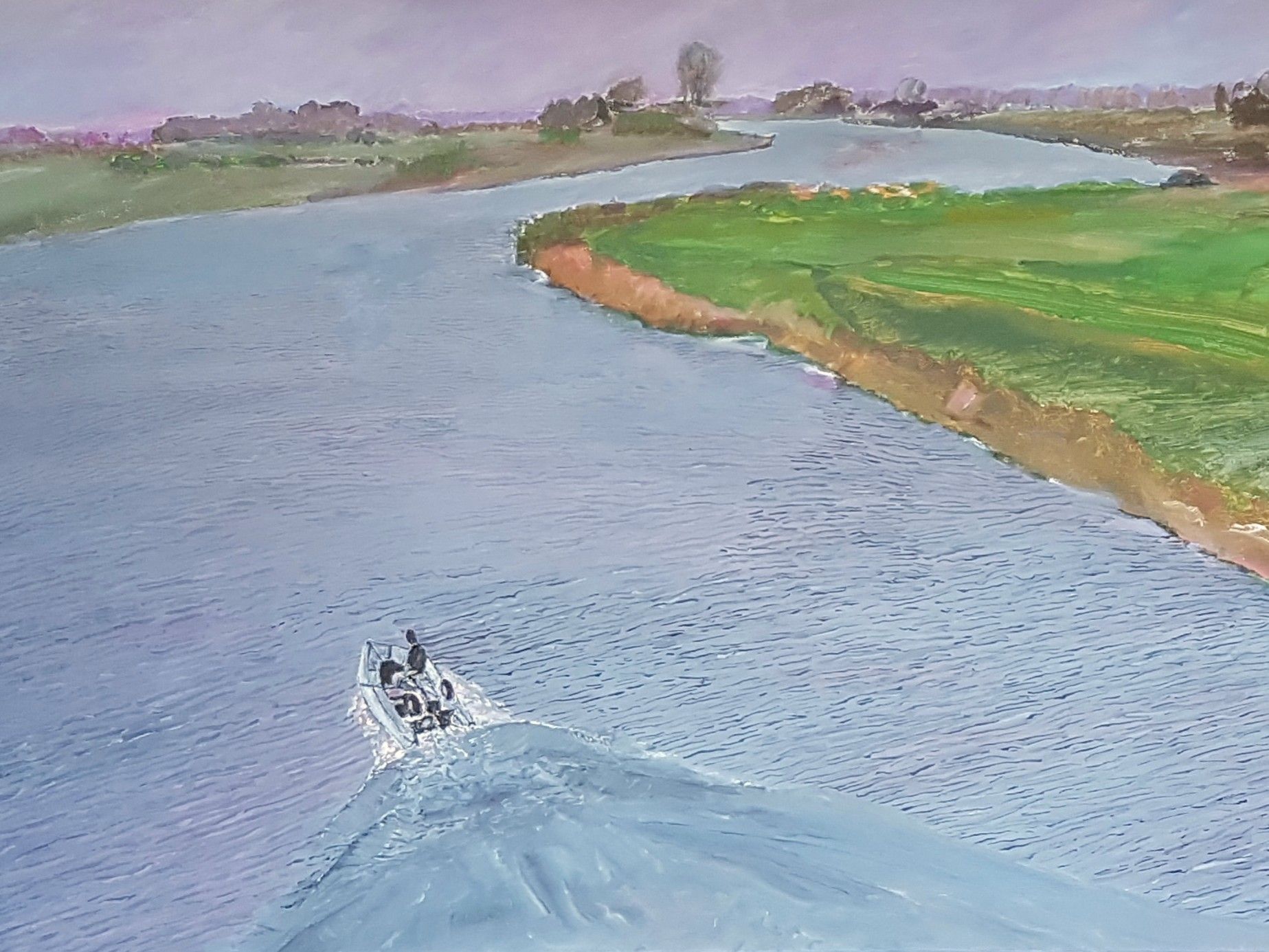 Ein breiter Fluss, der sich im Vordergrund über das ganze Bild erstreckt und sich im Verlauf verjüngt. Er schlängelt sich dan durch eine Landschaft, mäandrierend. In der Mitte des ruhig fließenden Flusses ein fahrendes Boot eines Flussfischers.