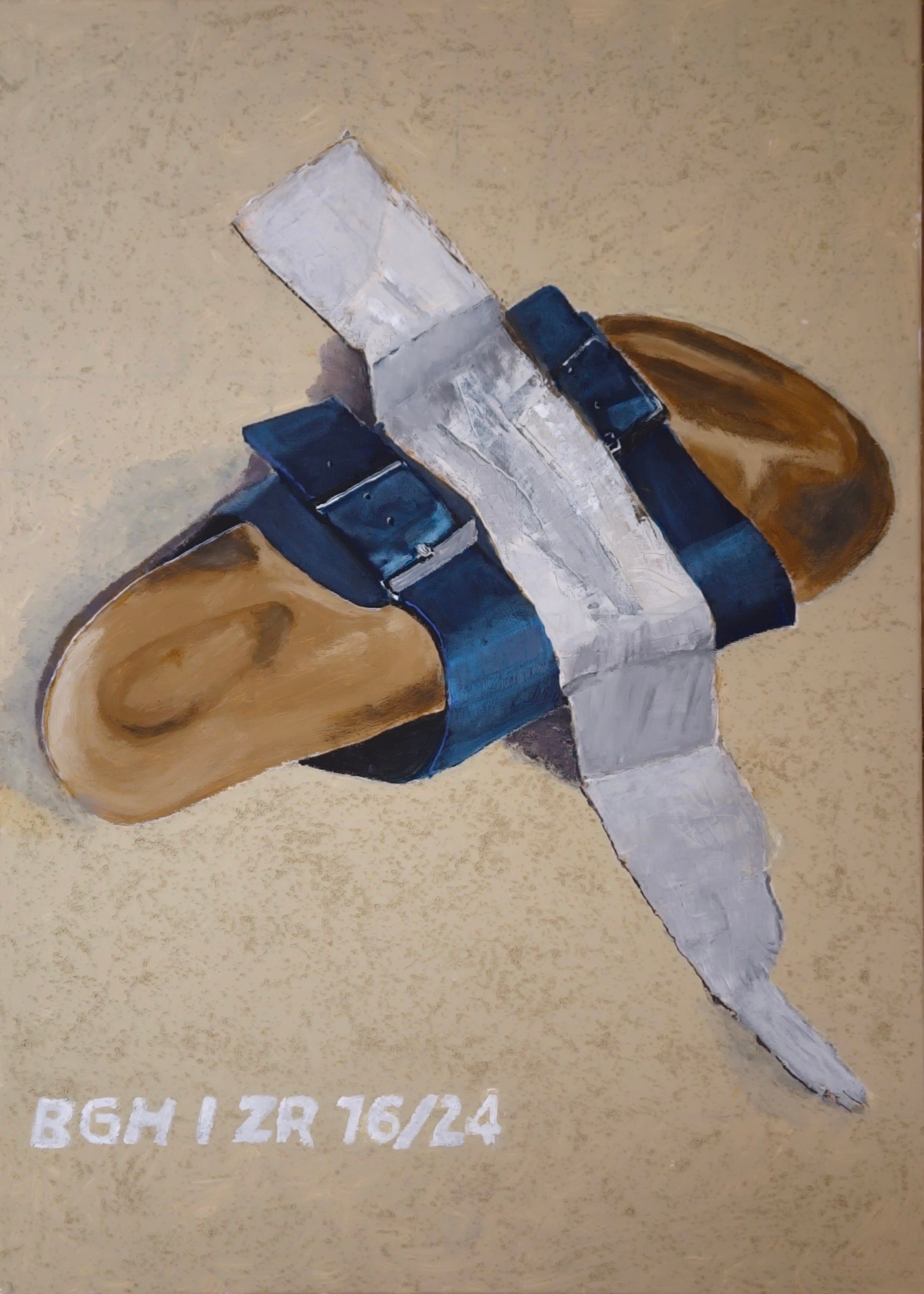 An einer Wand mit Klebeband befestigte Birkenstock-Sandale, blaue Riemen und hellbraunes Fußbett, auf beigem Grund. Ein Aktenzeichen des BGH als Tag.