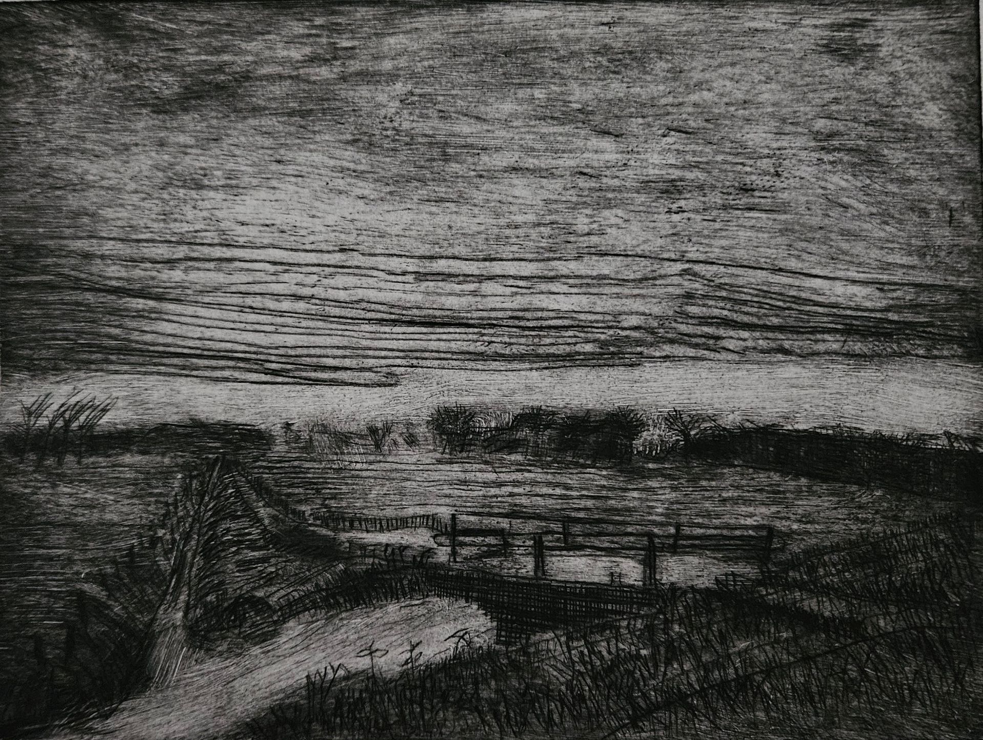 Schwarz-weiße Radierung einer düsteren Moorlandschaft. Eine Brücke überquert einen Moorgraben unter bewölktem Himmel.