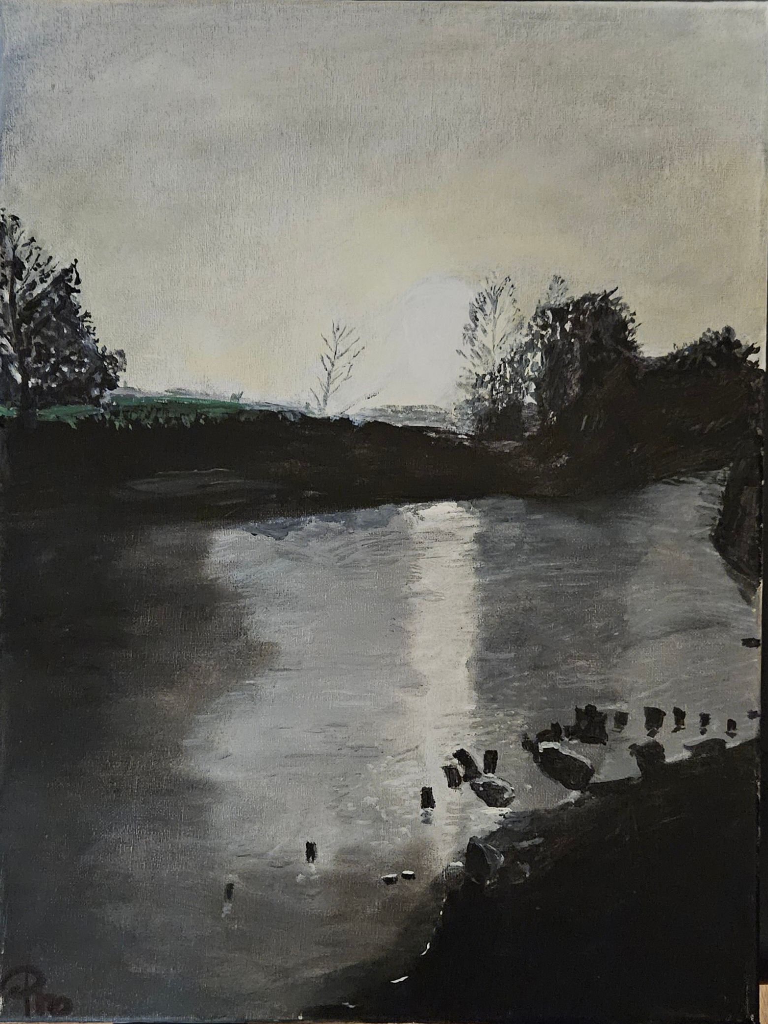 Ein Fluss kurz vor Einbruch der Dämmerung. Die untergehende Sonne spiegelt sich im Wasser. Die Ufer sind bereits im dunklen  Zwiwlicht.