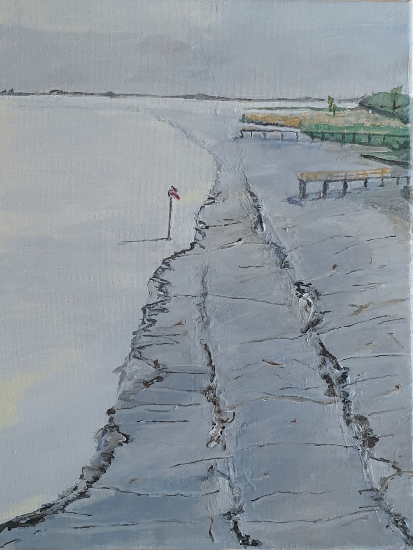 Eine Flusslandschaft, der im Ebbstrom liegt. Ein schlamiger von Furchen durchzogener Ufersaum dominiert das Bild. Dort führen zwei Stege ins Nichts und warten auf die Flut.