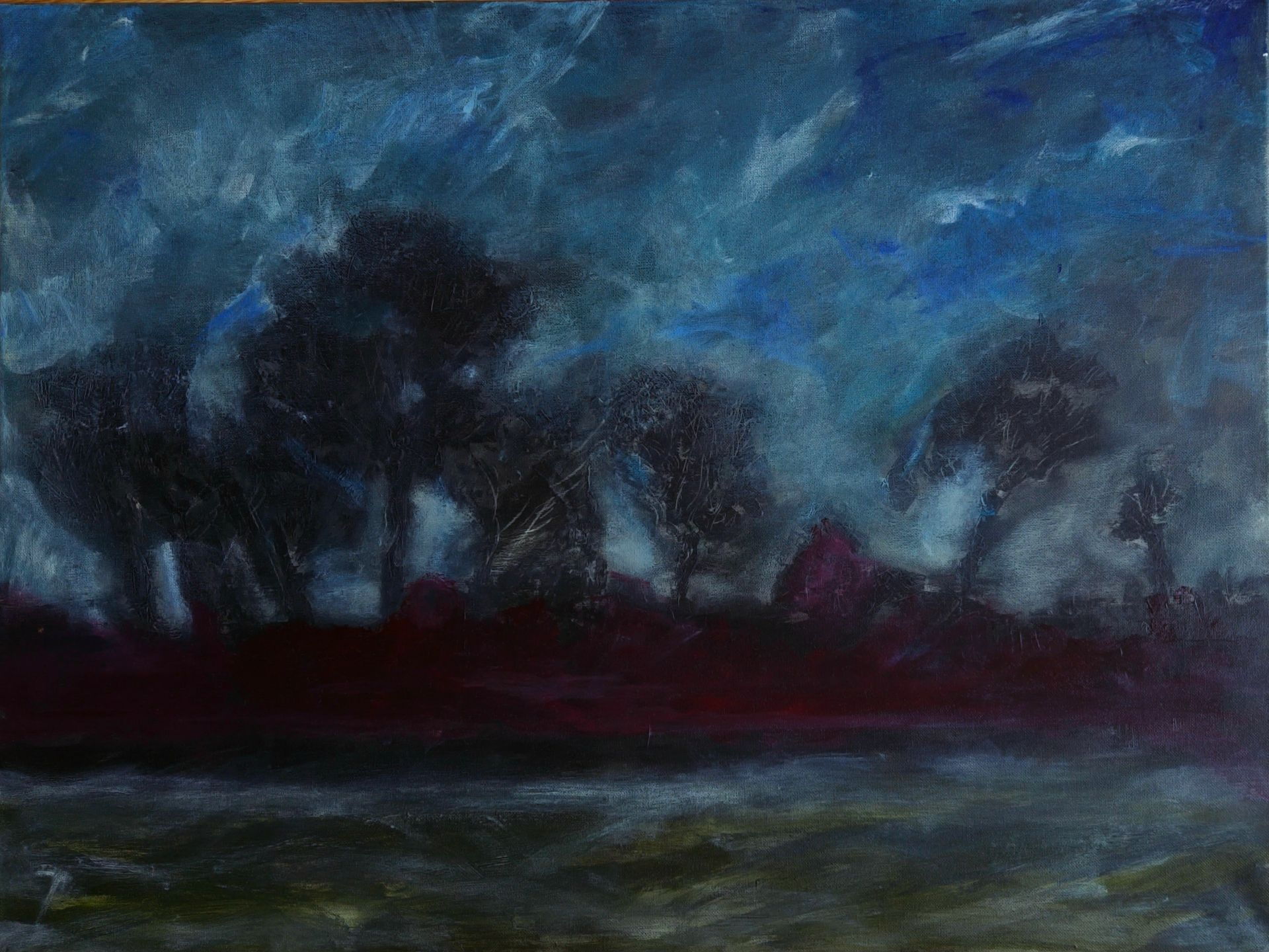 Baumreihe im Übergang von Dämerung zur Nacht. Gespenstische Atmosphäre.