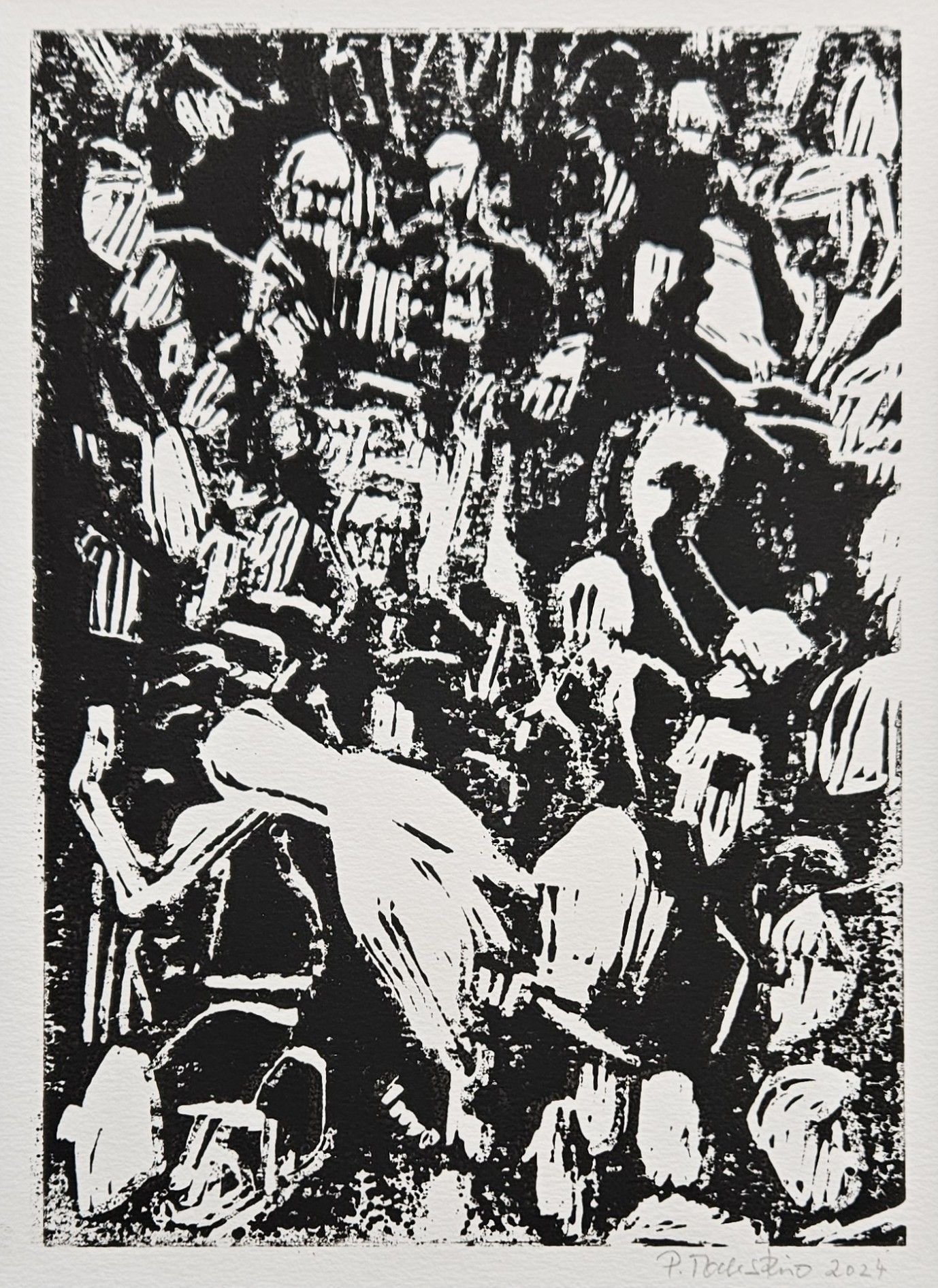 Schwarz-Weiß-Bild einer Menschenmenge, einige mit erhobenen Armen. Im Vordergrund erhebt sich eine geistartige Figur. Sie dominiert das Geschehen.