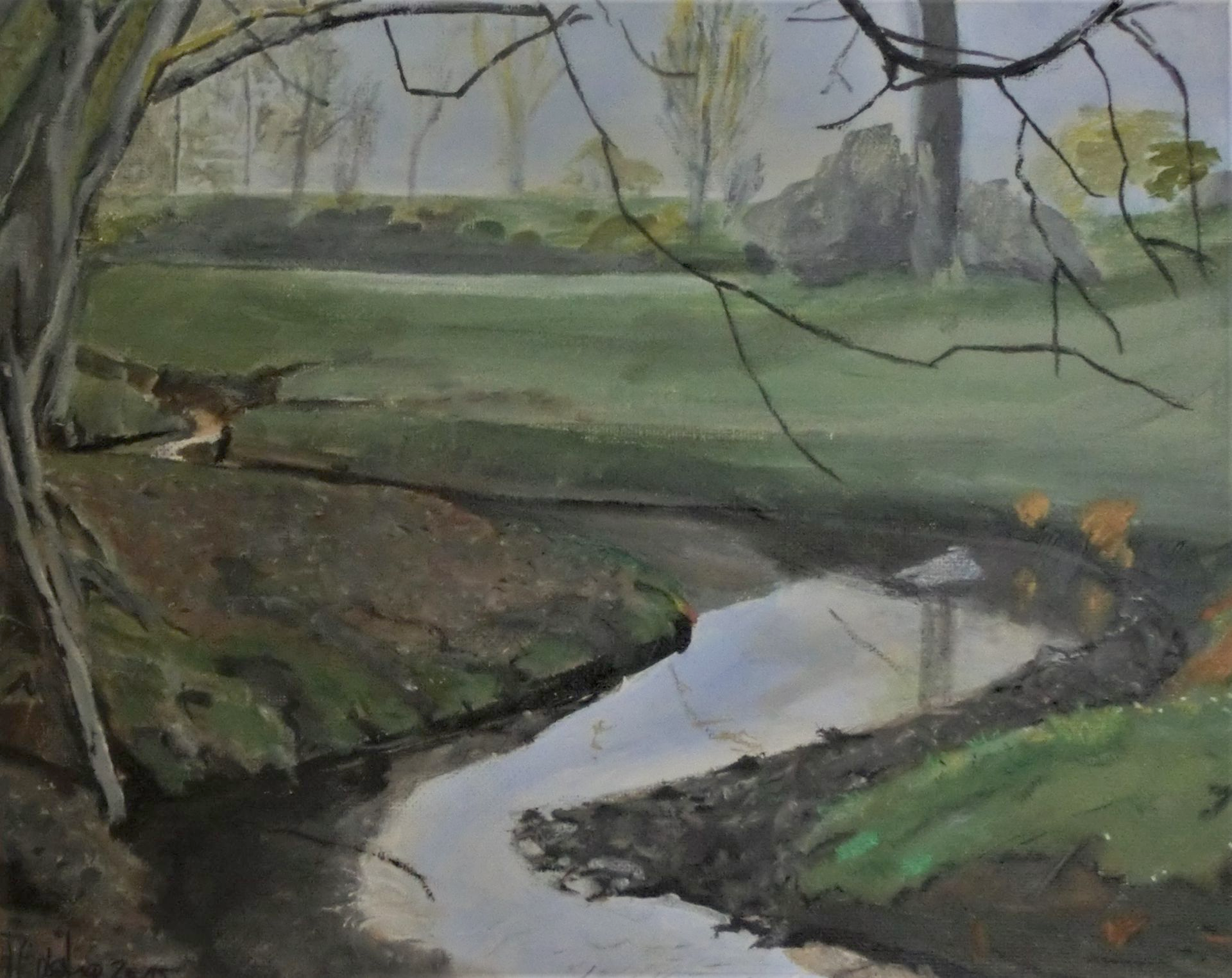 Gemälde eines mäandrierenden Bachlaufs mit schlammigen Ufersaum an dessen Rand ein alter Baum seht,  im Hintergrund aufsteigende Landschaft