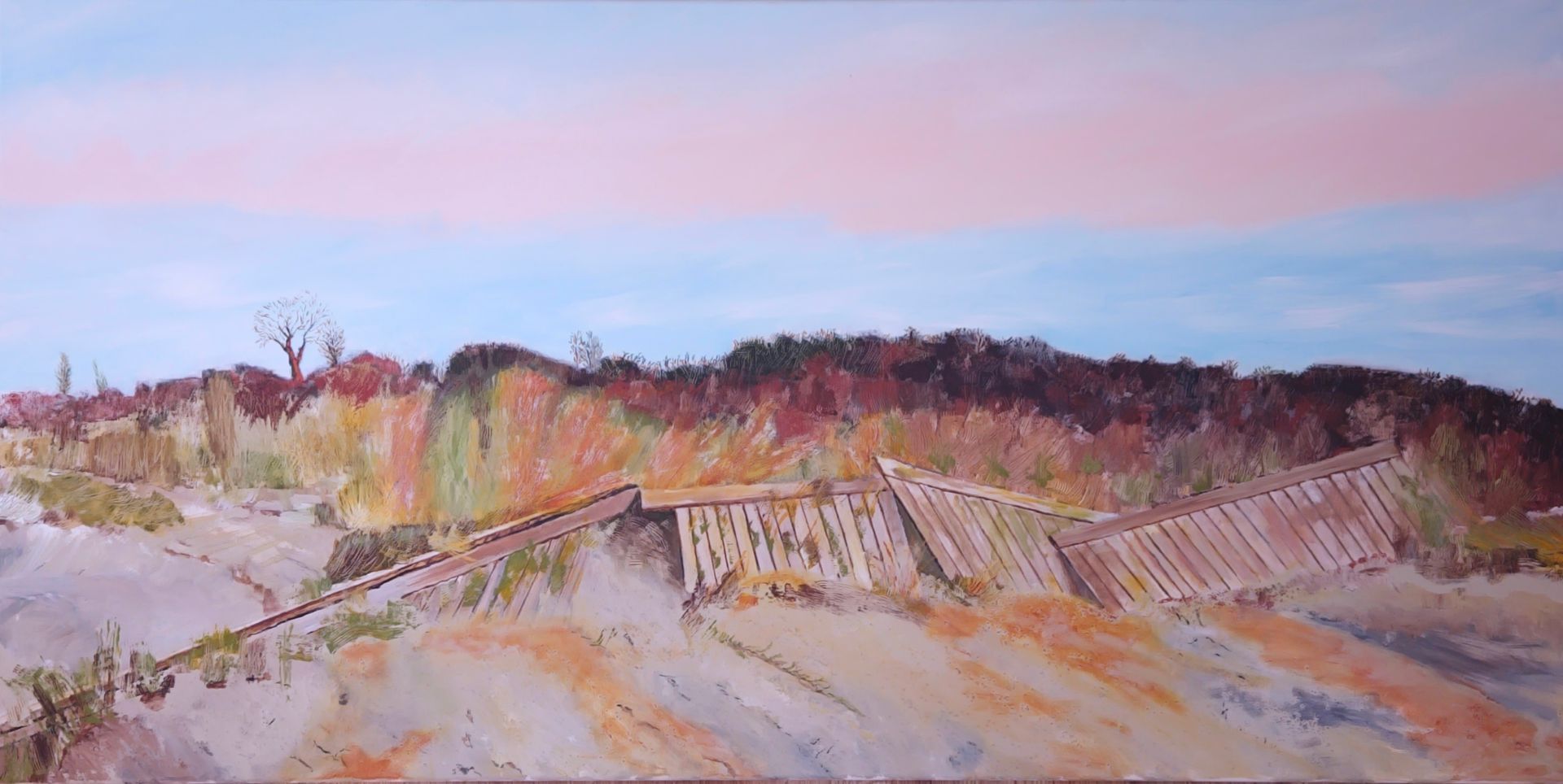 Gemälde einer Dünenlandschaft mit rosa und blauem Himmel, einem Wald im Hintergrund. Zaunartige Holzelemente durchziehen den Sand.