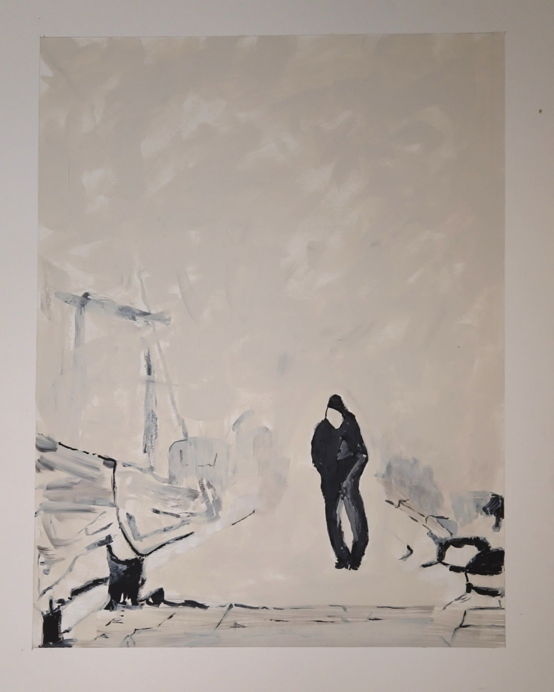 Monochromes Gemälde eines schwankenden Seemanns auf dem Kai. Sein Schiff ist vom Nebel umhüllt.  Helle Töne mit dunkler Figur.