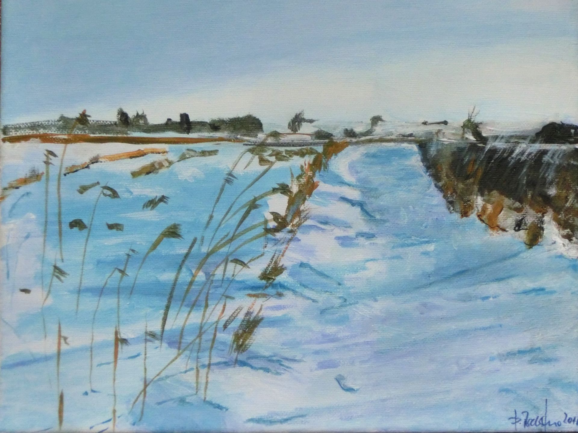 Eine Winterlandschaft mit verschneitem Weg, der auf eine Hügelkette zuläuft. Der danebenliegende Bach ist von winterlichem Schilfgras gesäumt. 