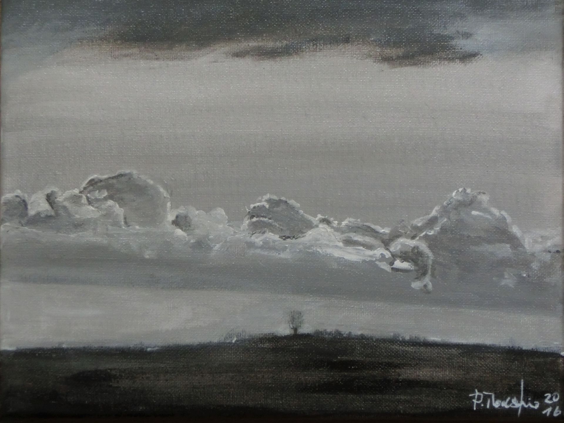 Dunkler Tag mit einer Hügellandschaft  und einem Wolkenband. Auf dem Hügel ein Knick.