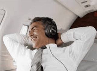 passeggero in volo rilassato