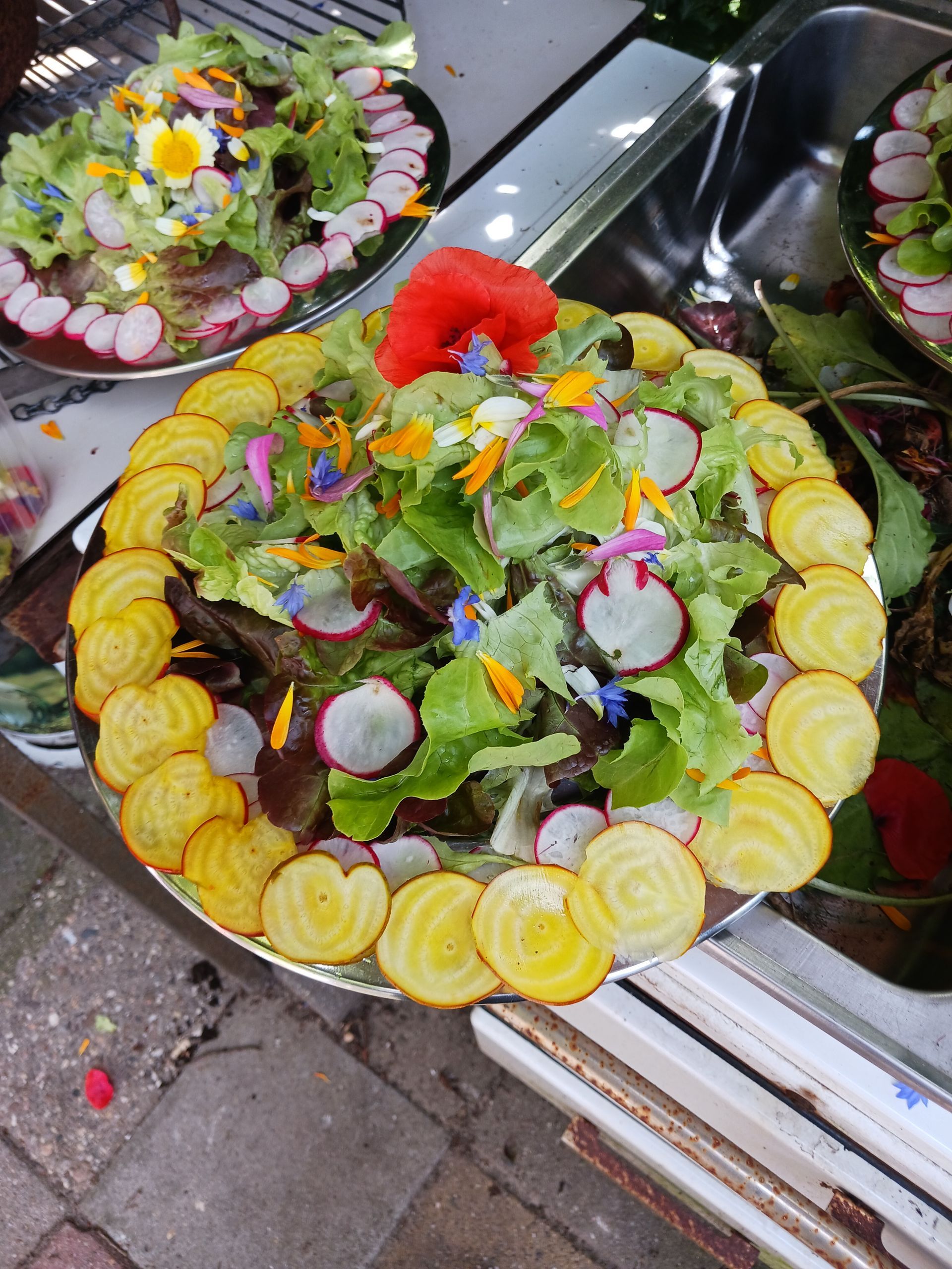 Salade met gepekelde chiogiabiet en eetbare bloemen
