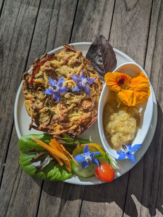 Plantaardige burger met eetbare bloemen en salade