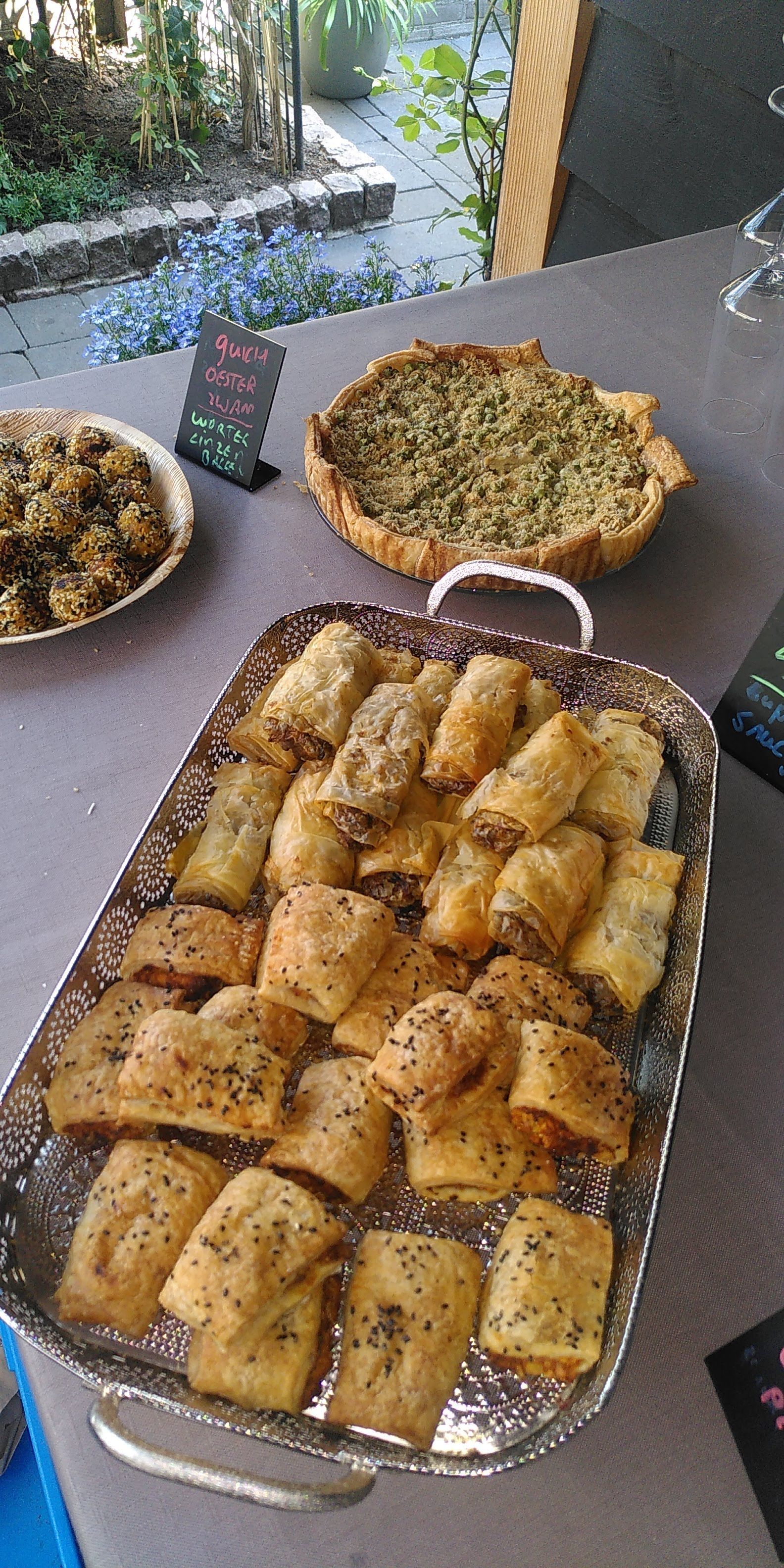 Verschillende homemade snacks in een metalen schaal