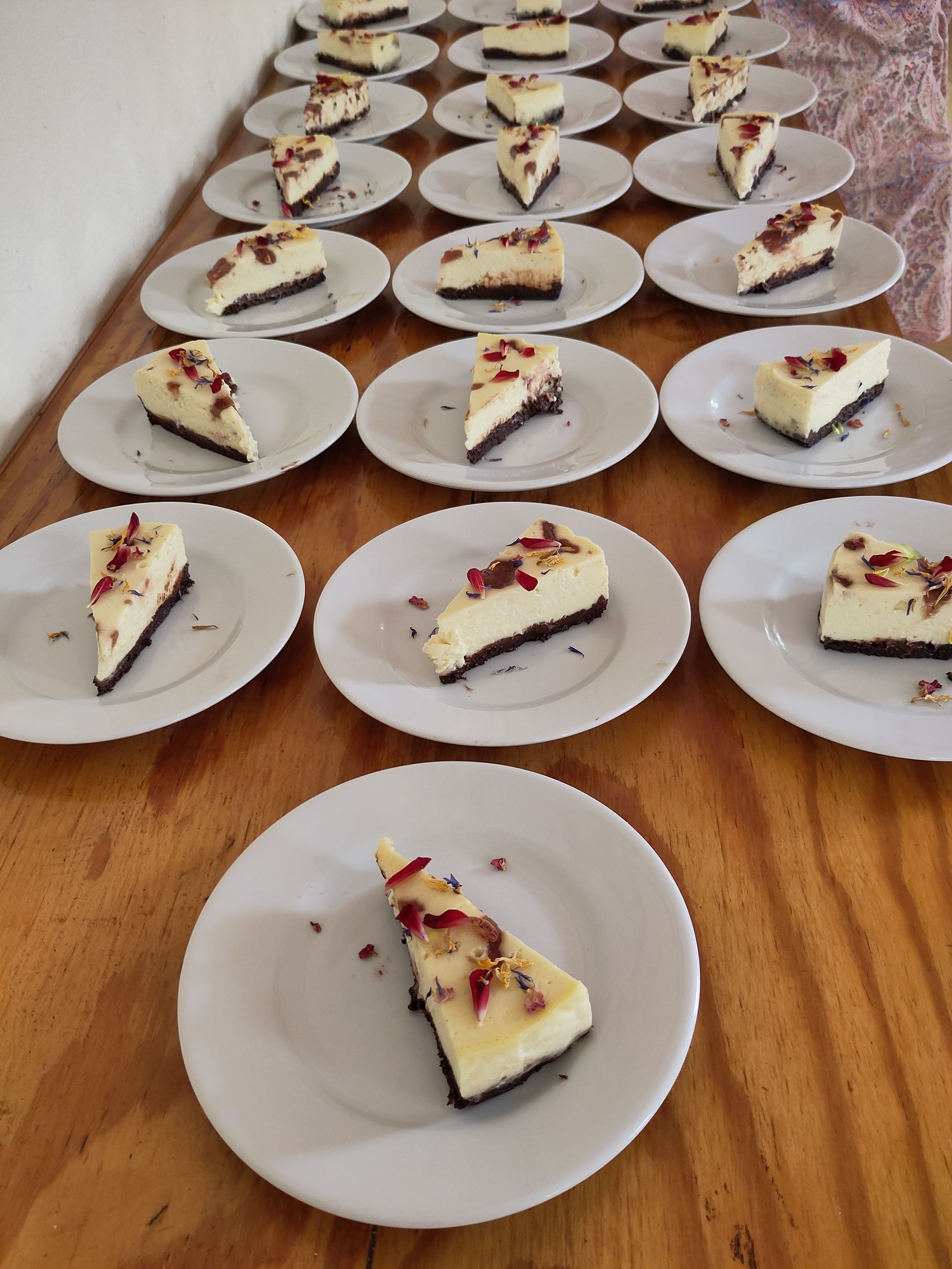 Een aantal borden met daarop plakjes homemade cheesecake