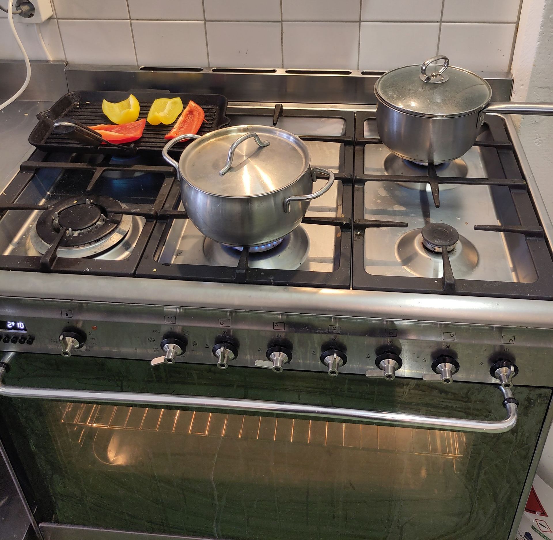 Fornuis met pannen waar eten wordt gekookt