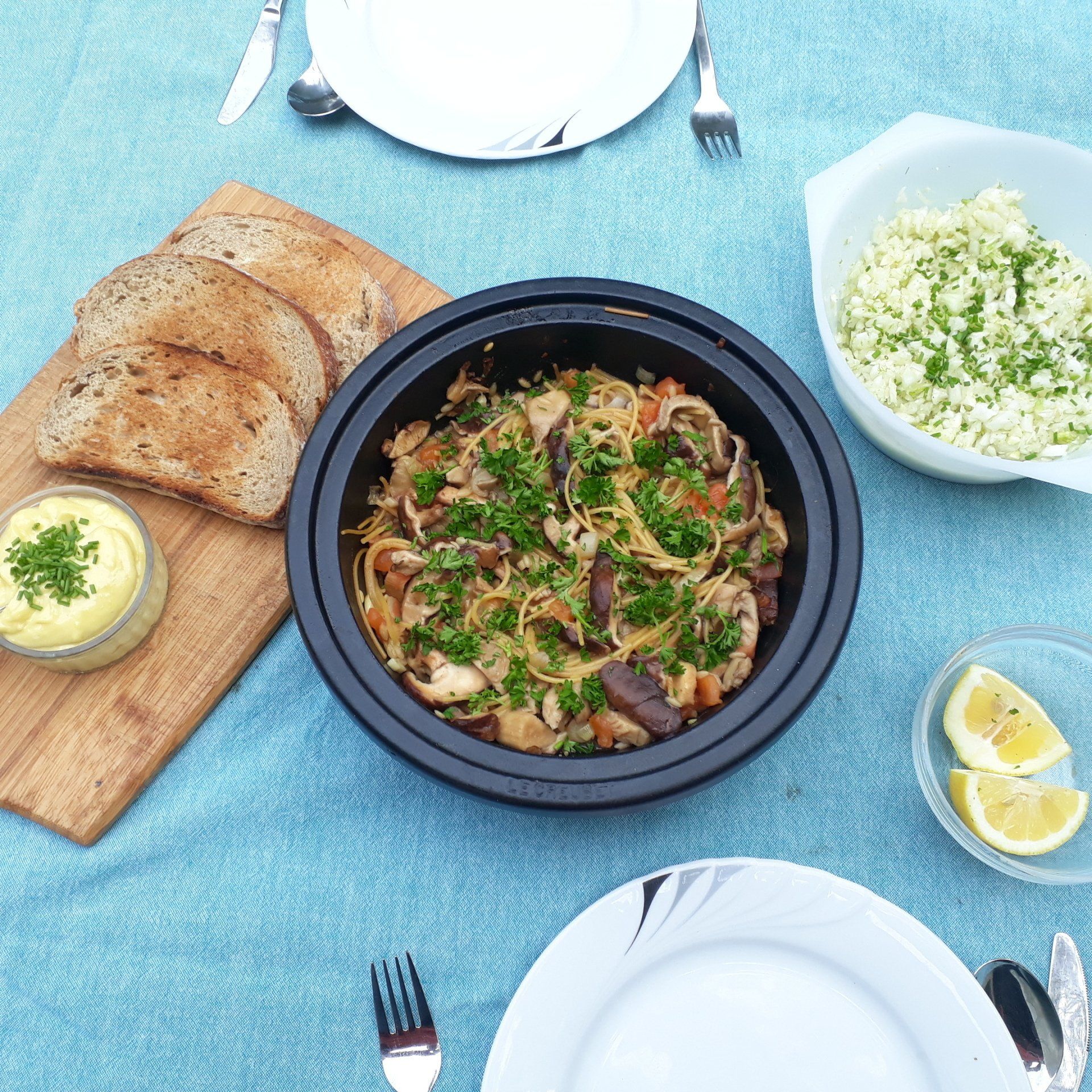 Vegetarische pasta maaltijd , Frideau met geroosterd brood en venkel salade