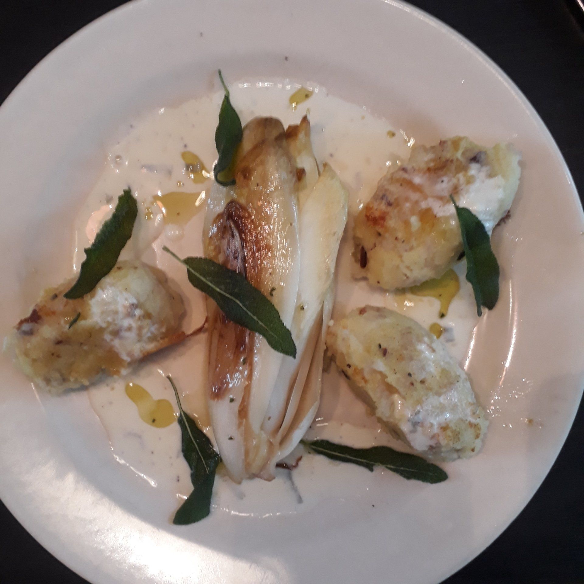 Een close-up van een bord eten op een tafel