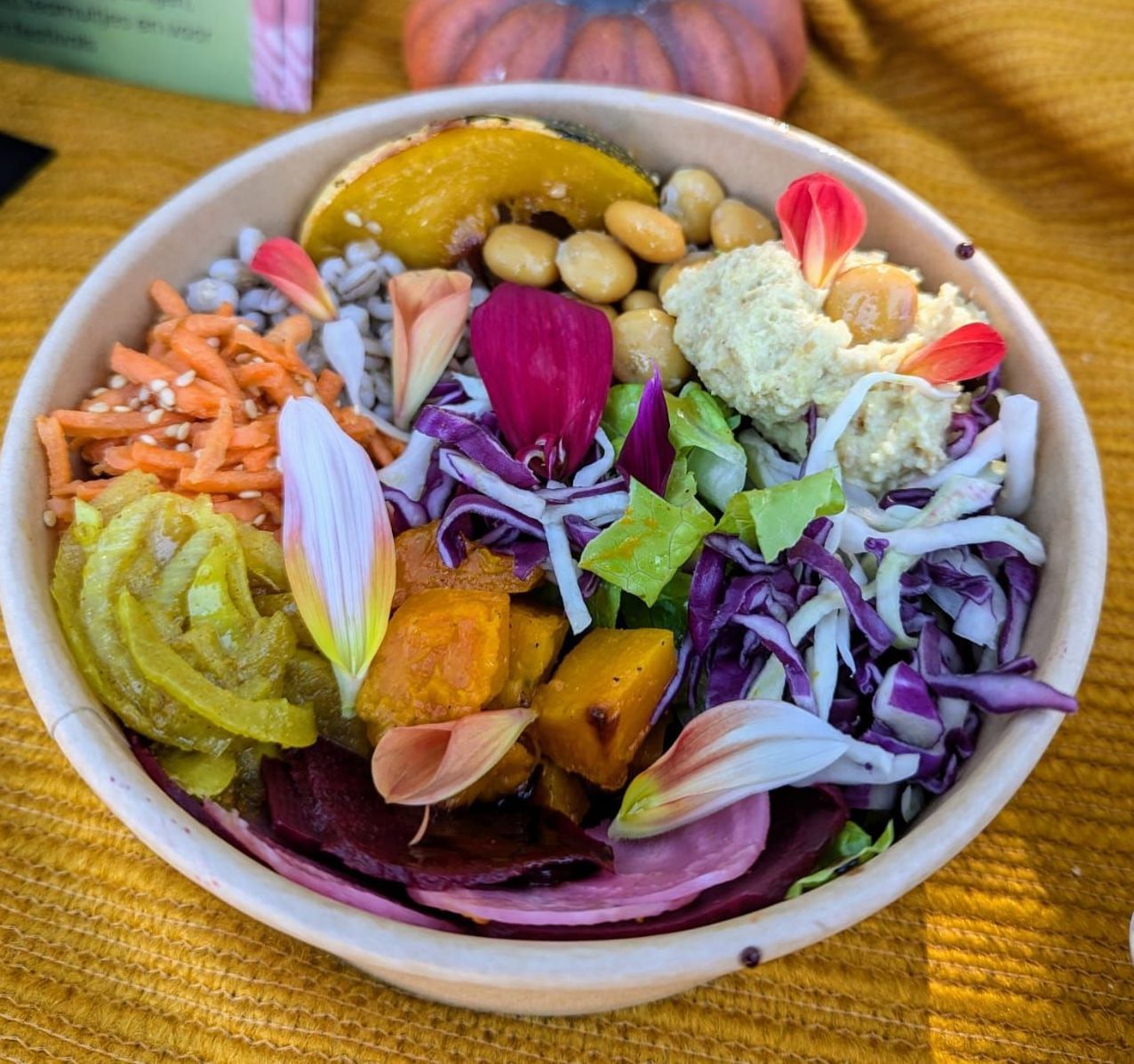 Lokal bowl, poke style maaltijdsalade veel lokale ingrediënten