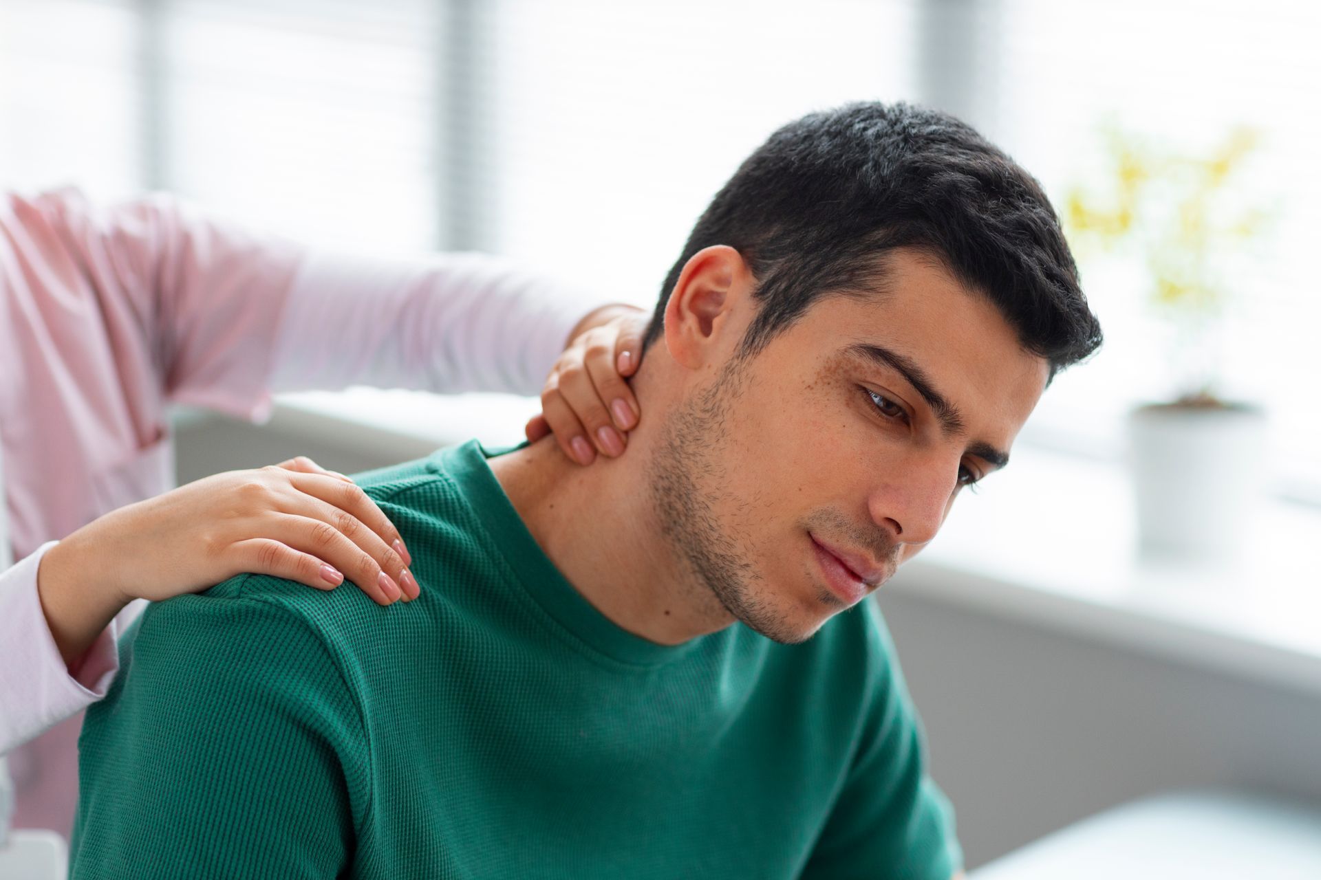 What are symptoms of whiplash