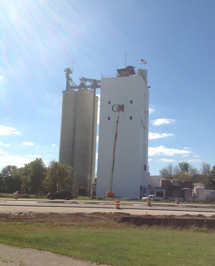 A large white building with the letters cm on it