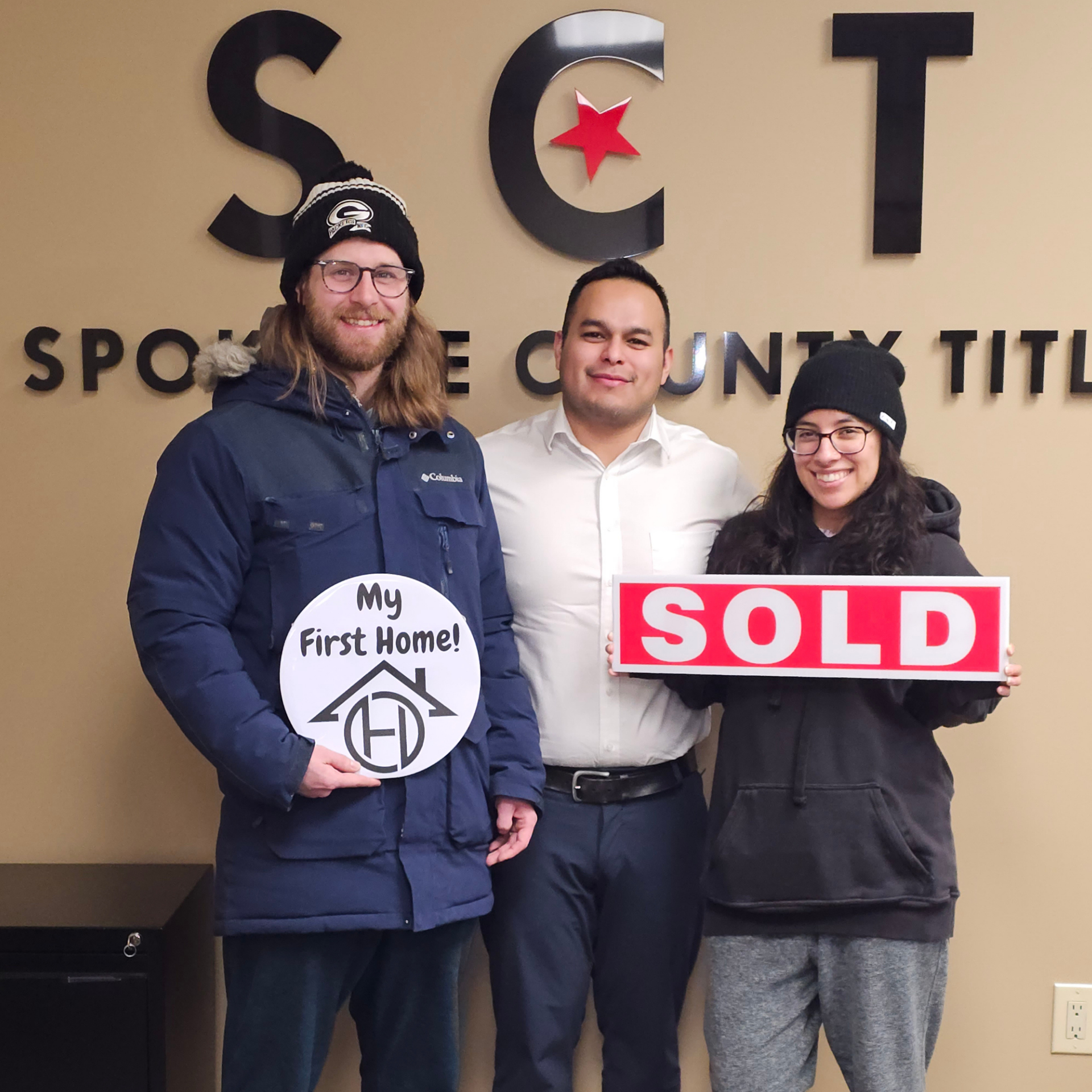 A dining room with a round table and chairs.