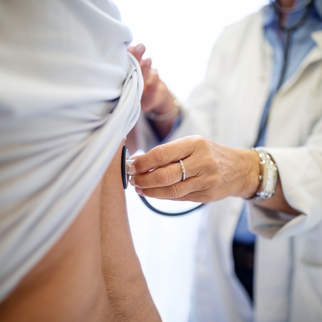 Un medico ascolta il torace di un paziente con uno stetoscopio