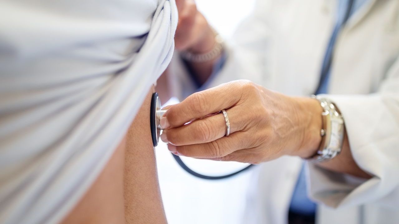 Un medico ascolta il torace di un paziente con uno stetoscopio.