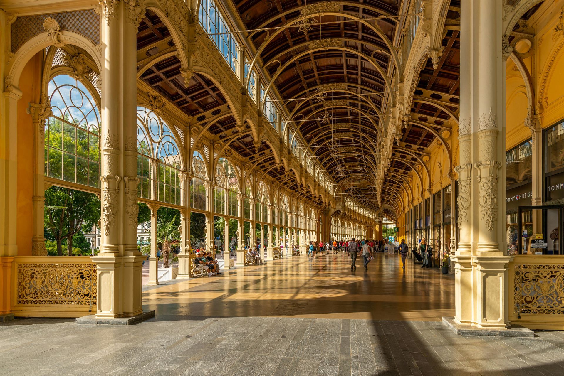 exttavagant structure and ceiling