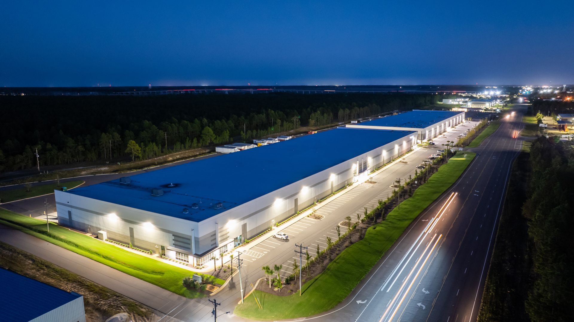 A large warehouse filled with lots of shelves and boxes.