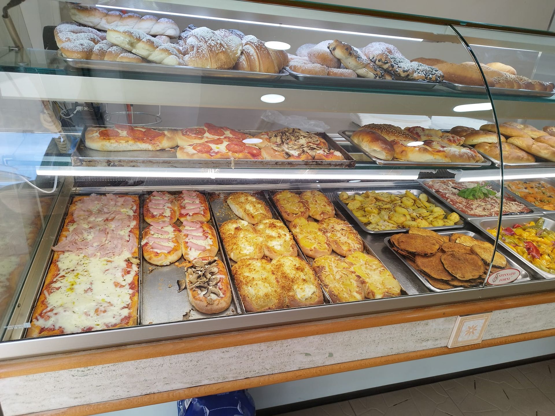 Una vetrina piena di tantissimi tipi diversi di cibo.