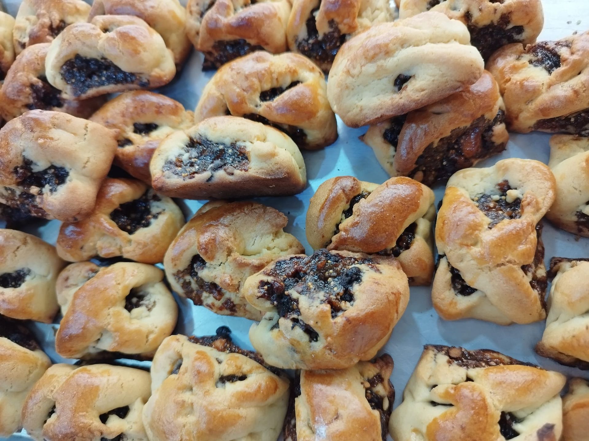 Un mucchio di biscotti sono accatastati uno sopra l'altro su un tavolo.