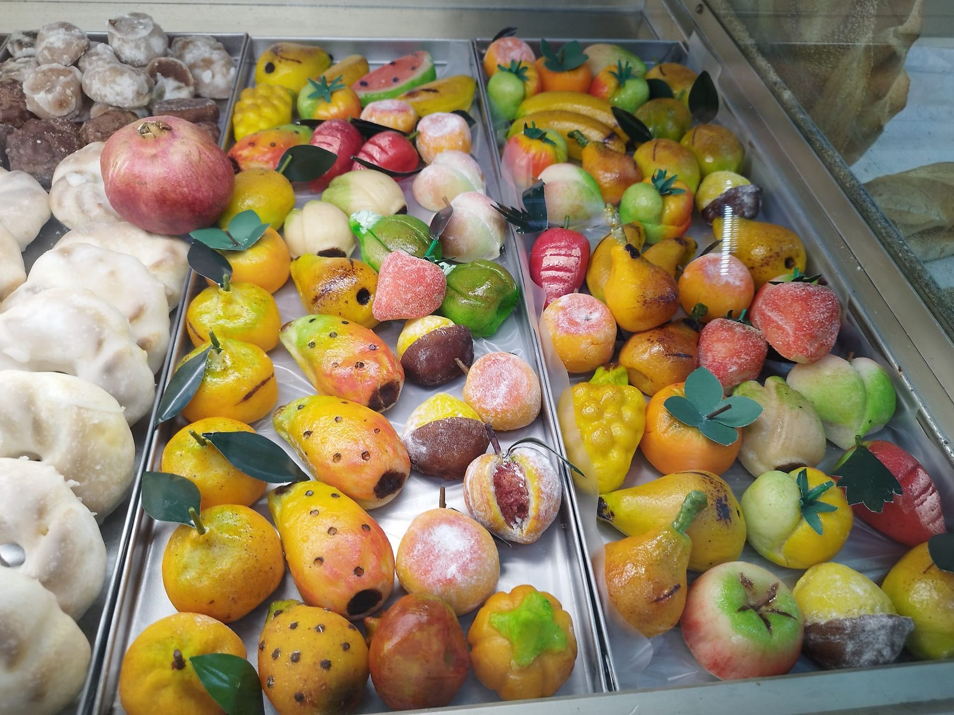 Una varietà di frutti è esposta in una vetrina.