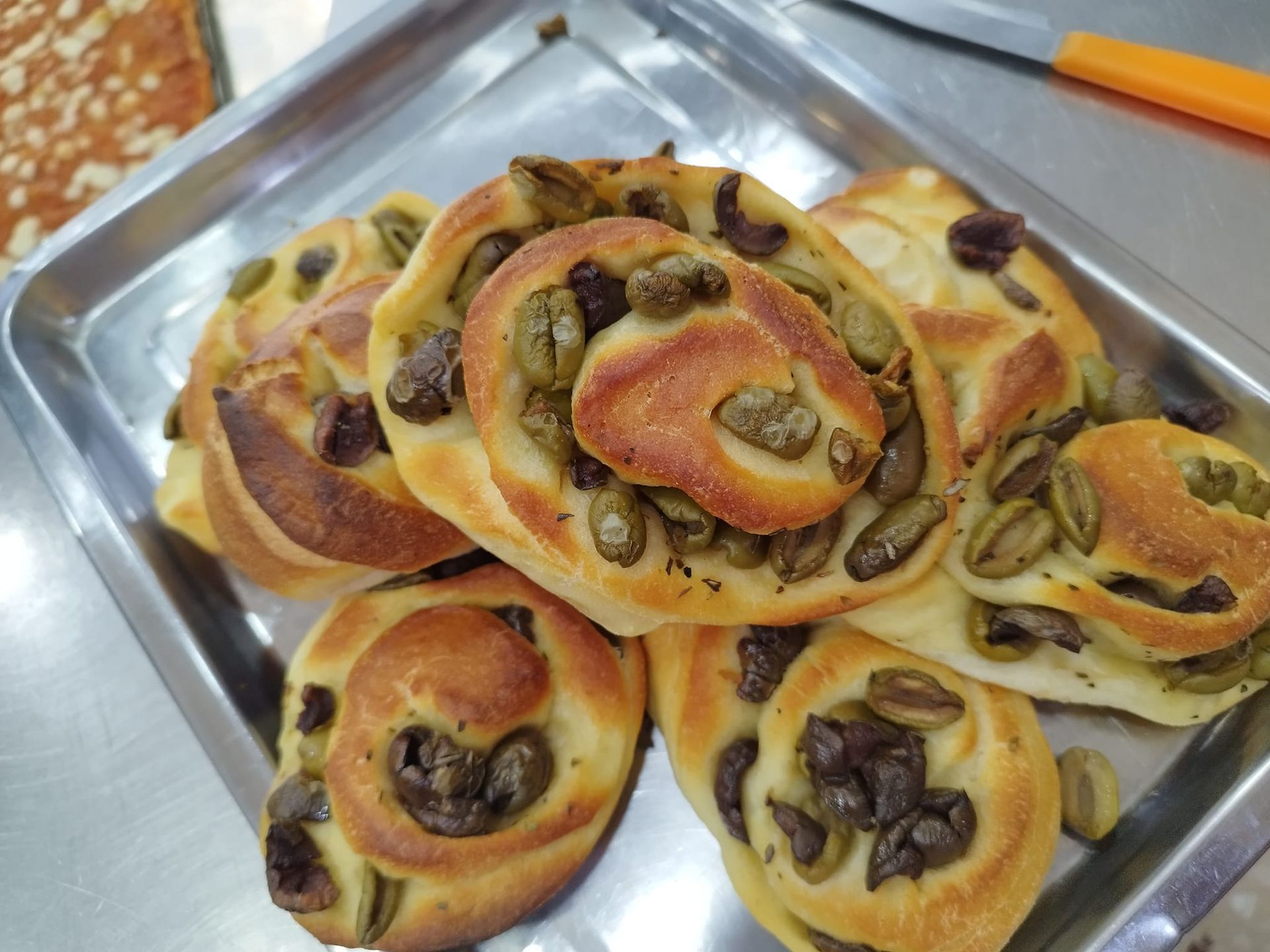 Un mazzo di pasticcini con le olive sopra su un vassoio