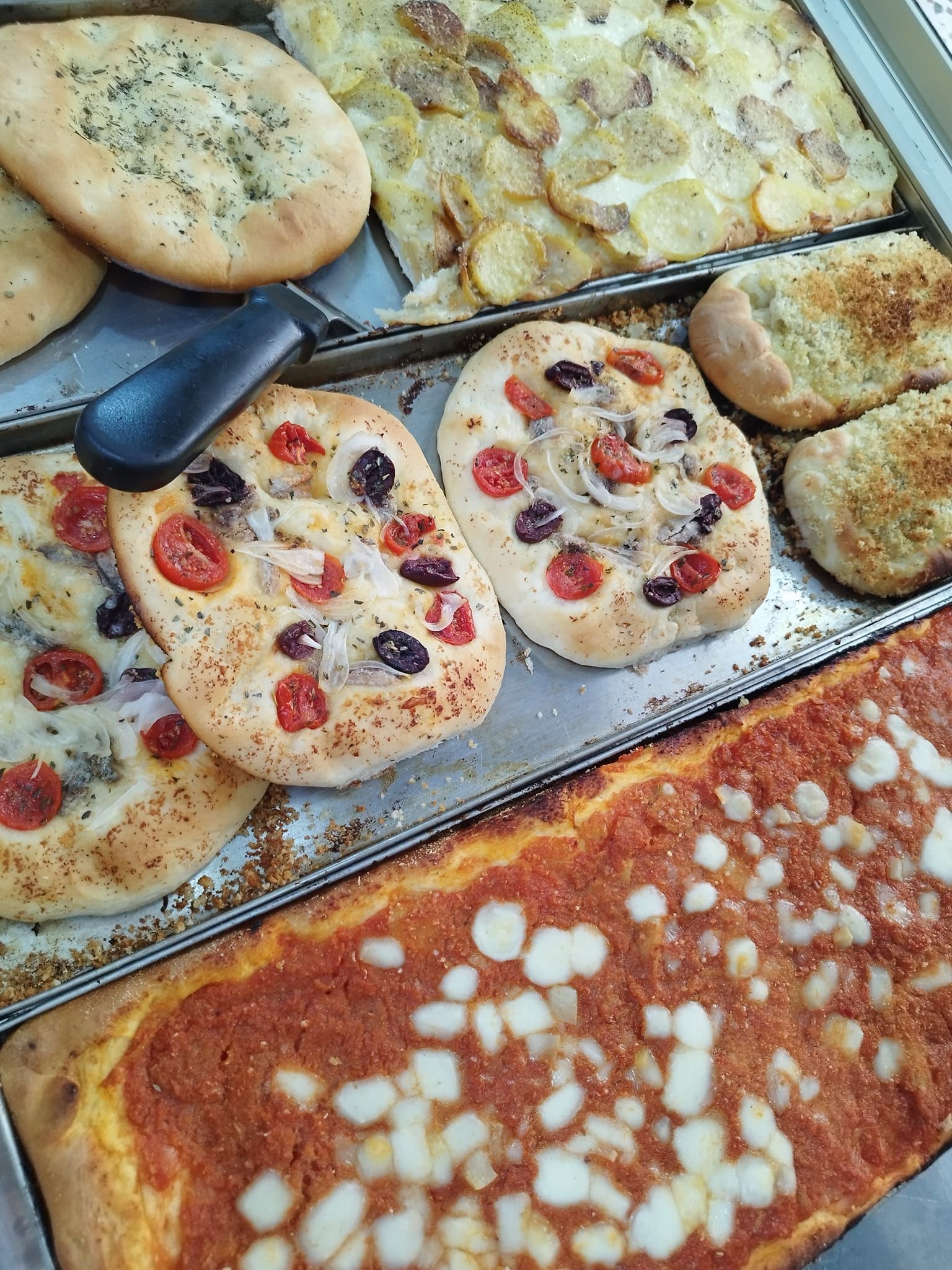 Ci sono molti tipi diversi di pizze sulle teglie.