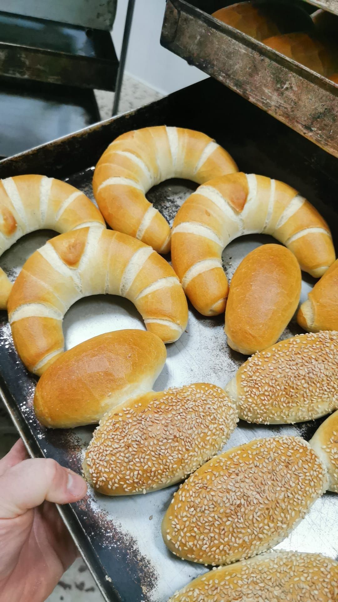 Una persona indica un mucchio di pane su un vassoio