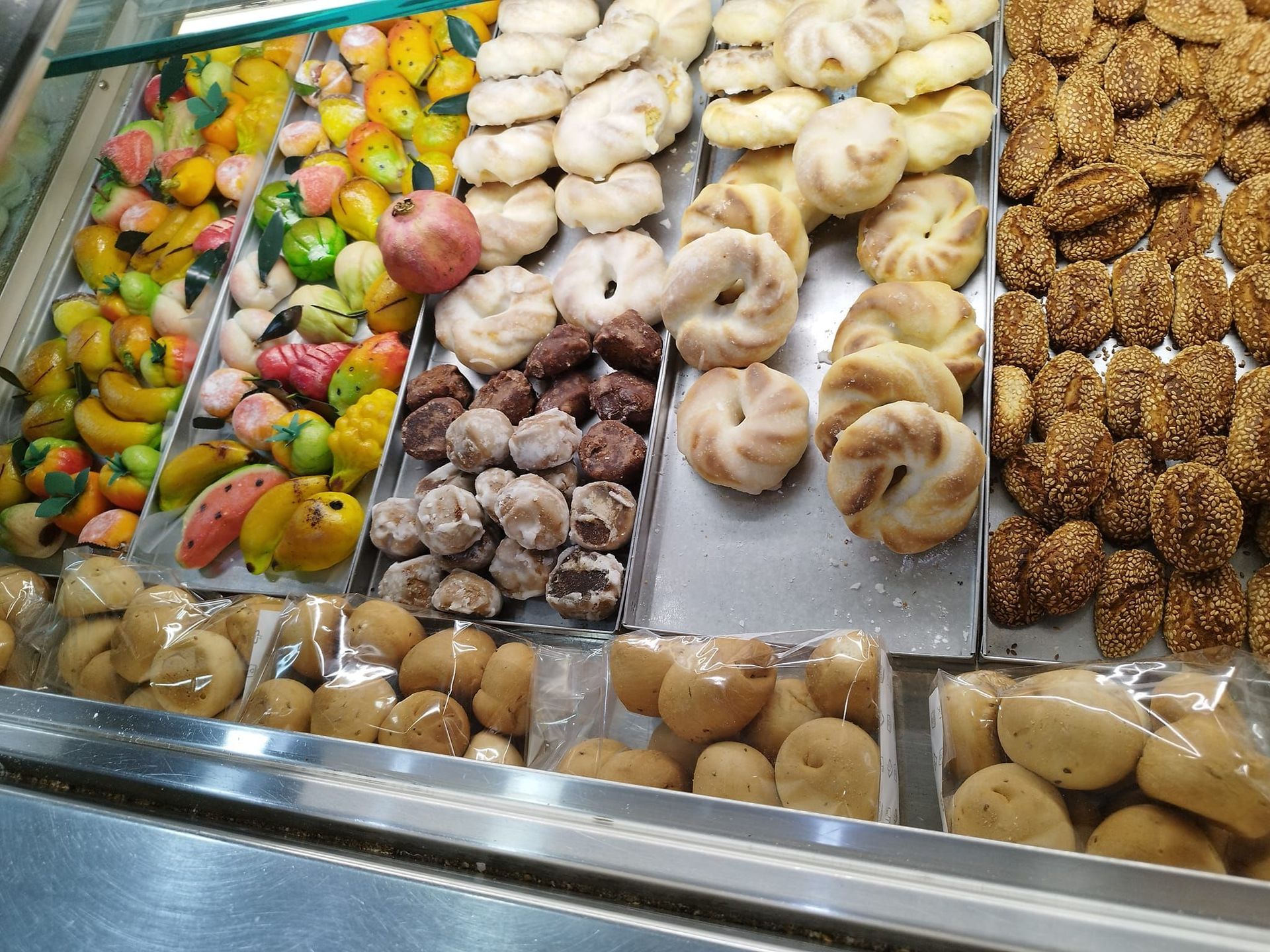 Una vetrina piena di tanti tipi diversi di biscotti.