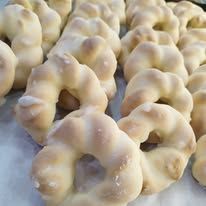 Un mucchio di ciambelle glassate sono disposte una sopra l'altra su un tavolo.