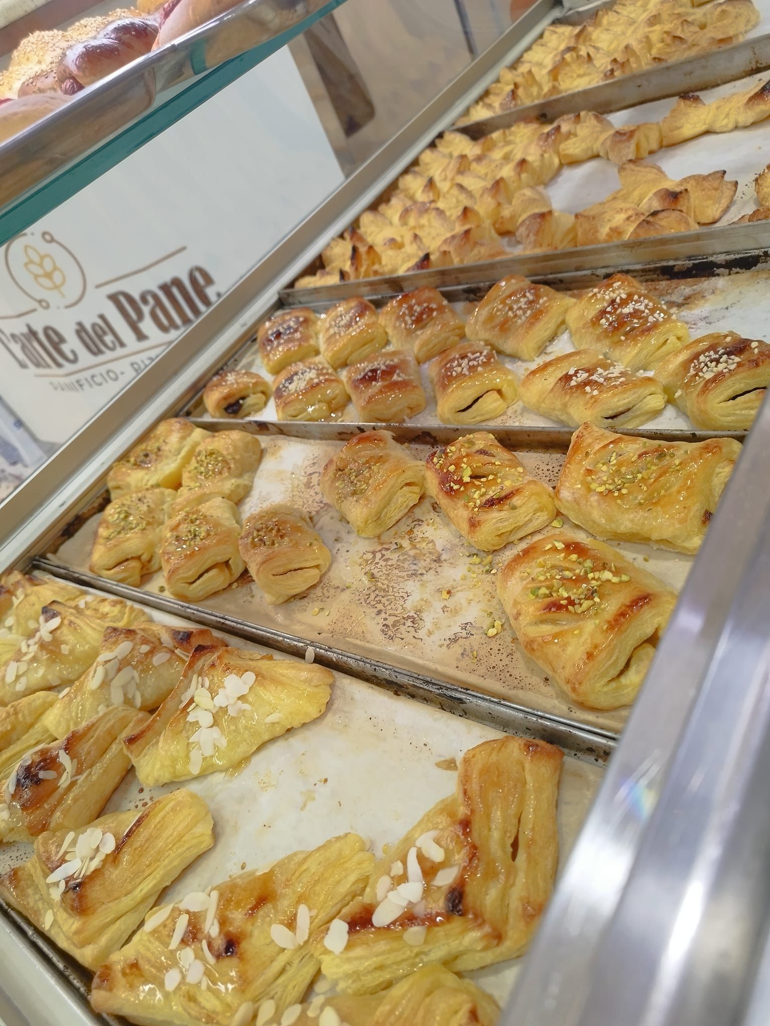 Una vetrina piena di dolciumi vari in una panetteria.