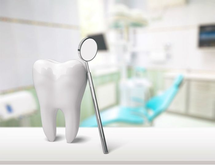 dente finto e strumento da dentista