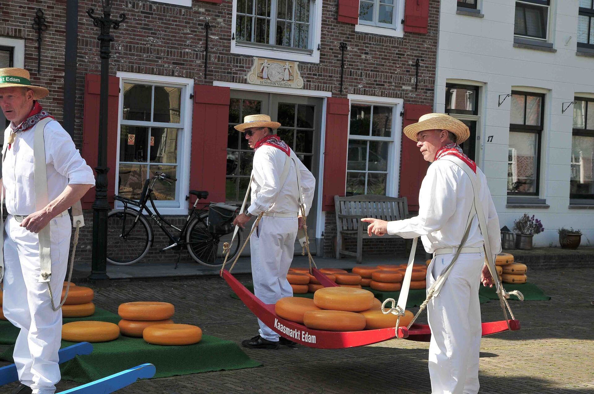 Kaasdragers op de kaasmarkt Edam Volendam