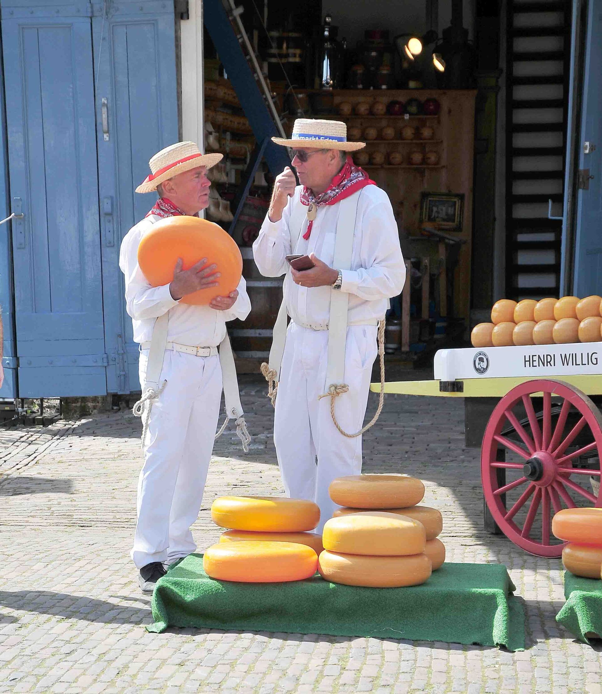 Kaasdrager en handelaar op de kaasmarkt Edam Volendam