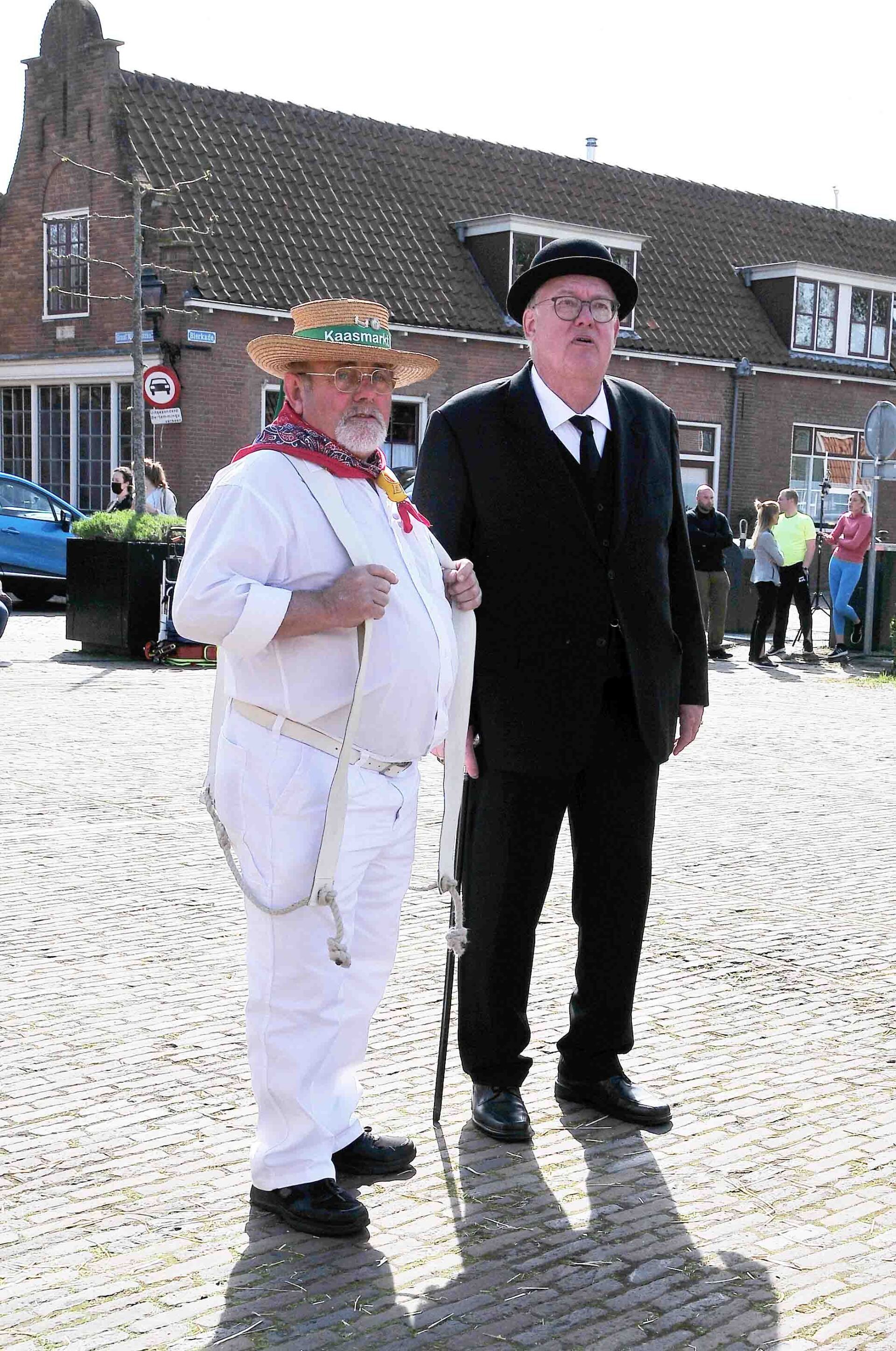 Kaasdrager en marktmeester op de kaasmarkt Edam Volendam