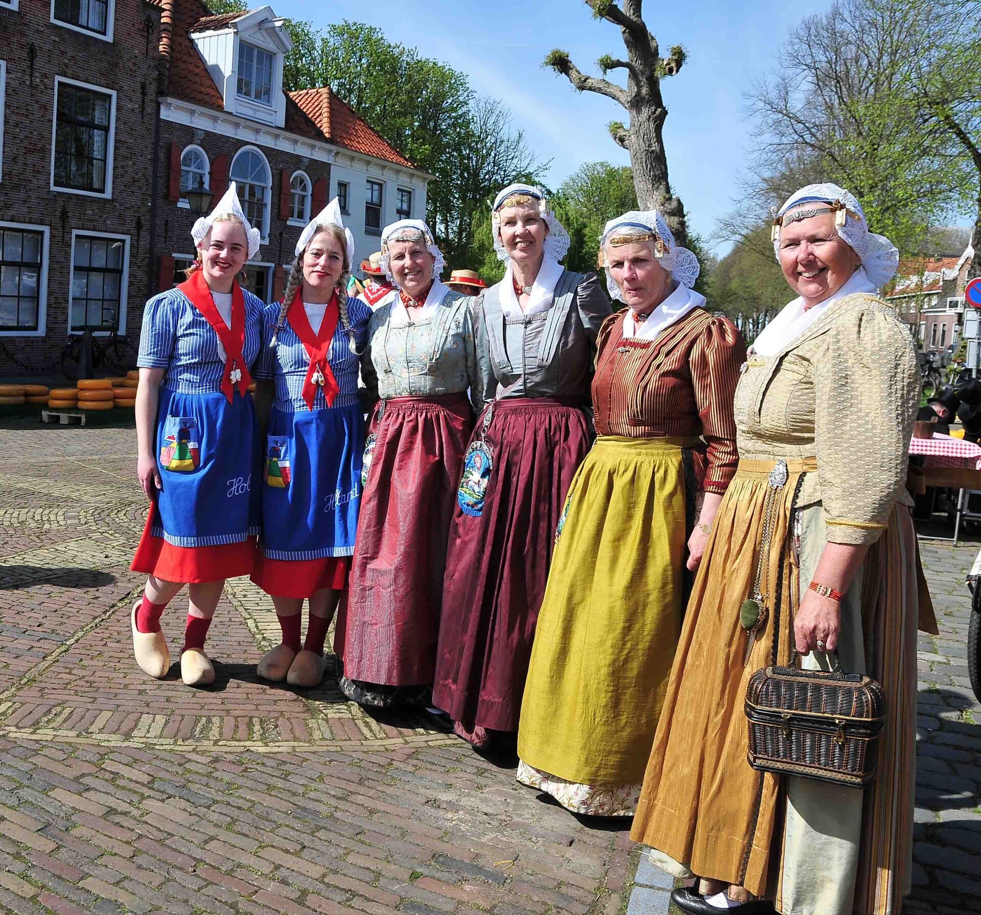 kaasmeisjes op de kaasmarkt Edam Volendam
