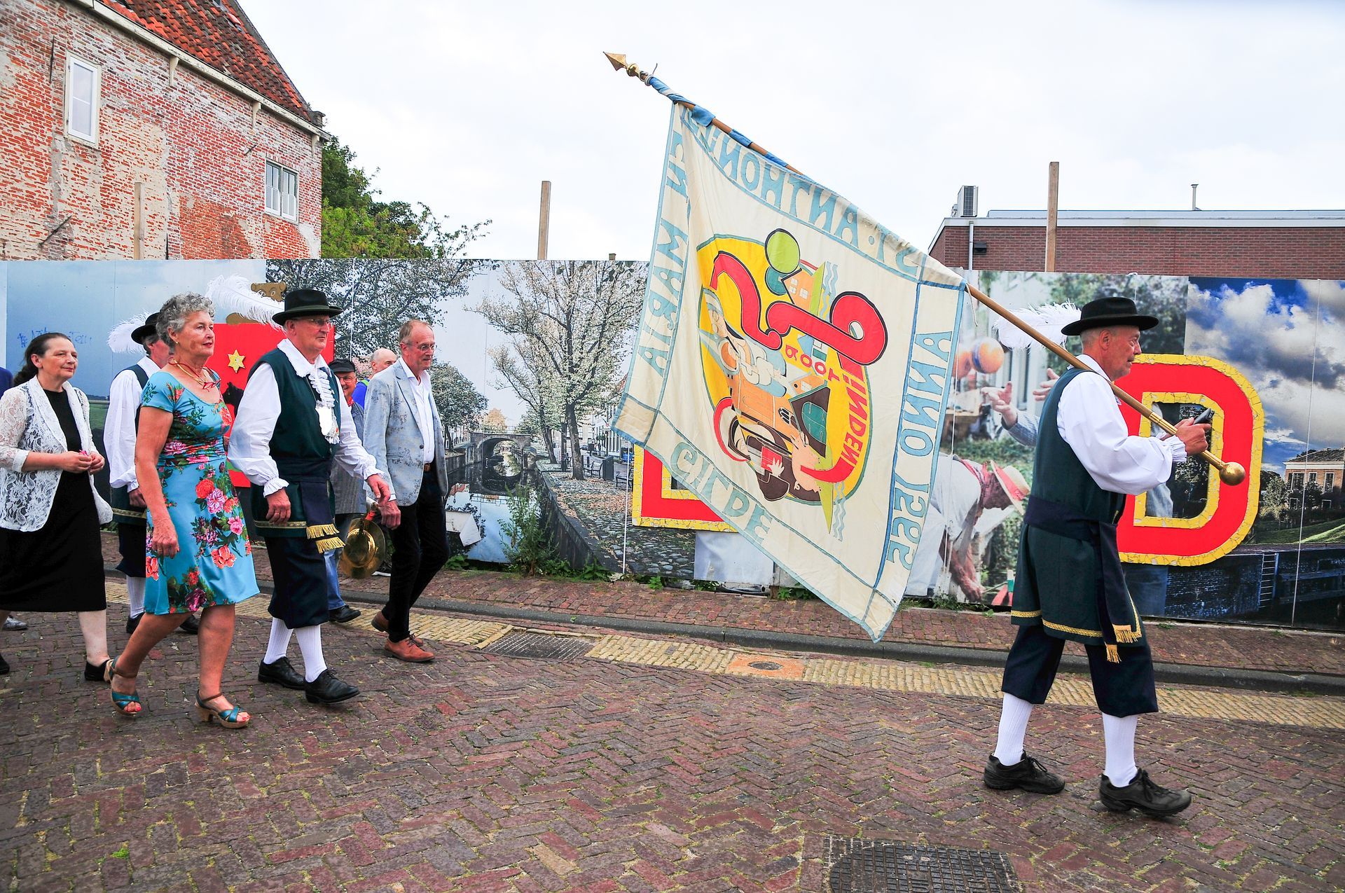 Vaandel zwaaier op kaasmarkt Edam Volendam