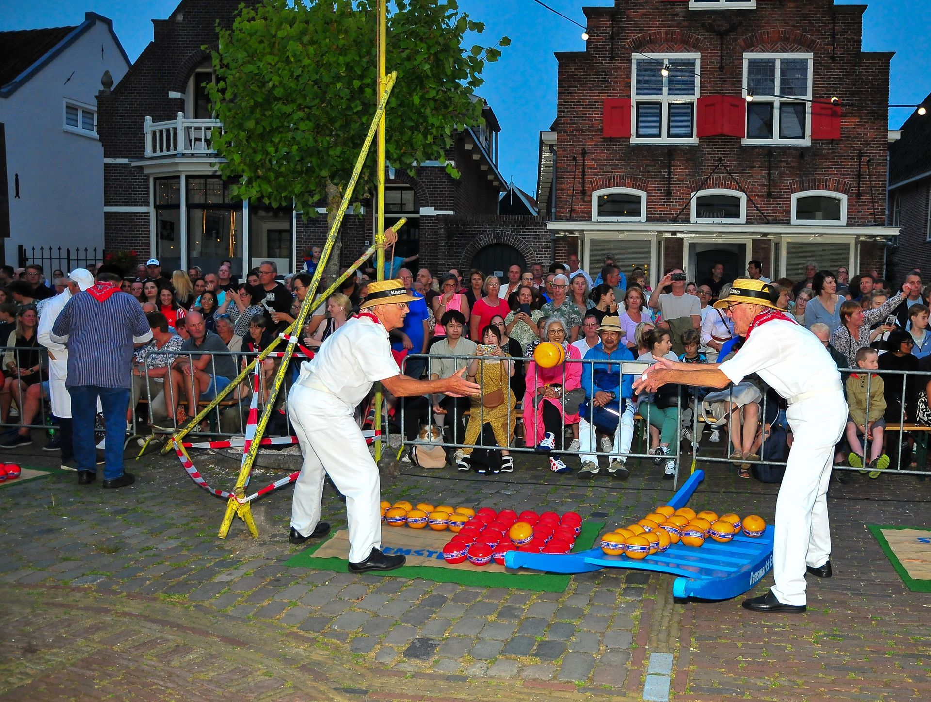 Avond Kaasmarkt Edam Volendam met de stapelaars  bij de kaas berrie