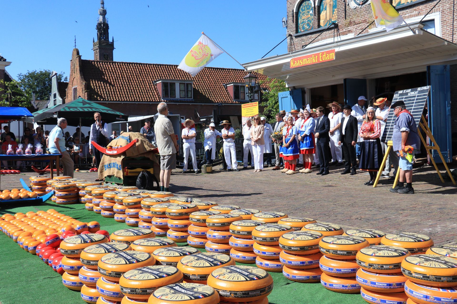 Secretaris Nanda Hellingman Edam-Volendam, Rick Beukers en burgemeester Daan Prevoo van Valkenburg op de kaasmarkt